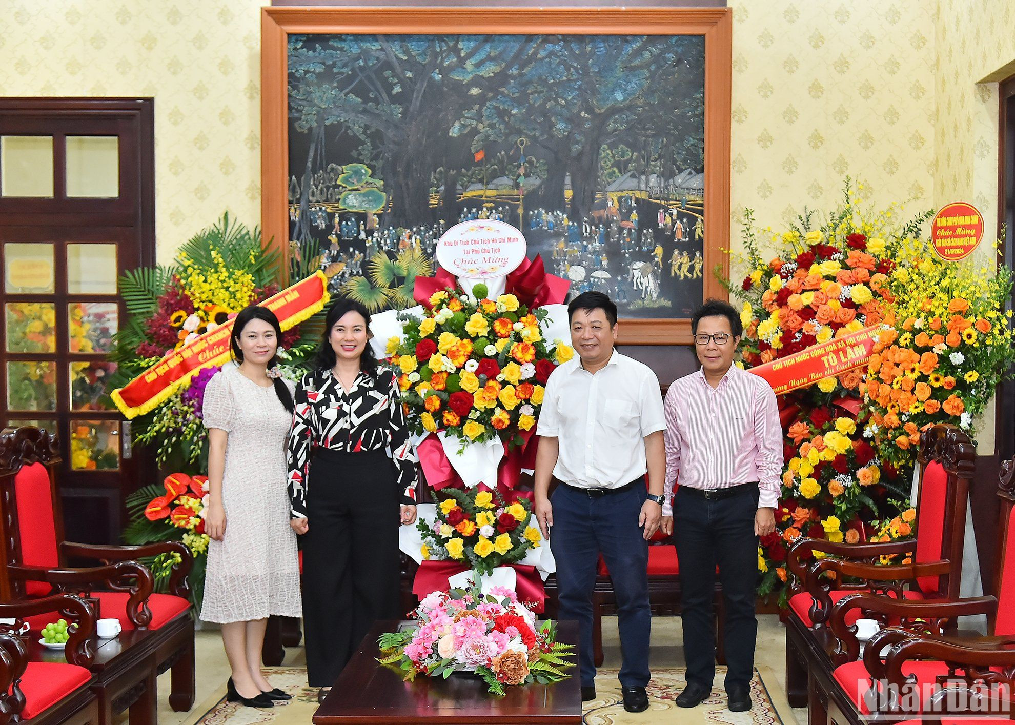 Giám đốc Khu Di tích Chủ tịch Hồ Chí Minh tại Phủ Chủ tịch Lê Thị Phượng gửi lời cảm ơn Báo Nhân Dân với nhiều bài viết hay góp phần lan tỏa tư tưởng của Bác Hồ.