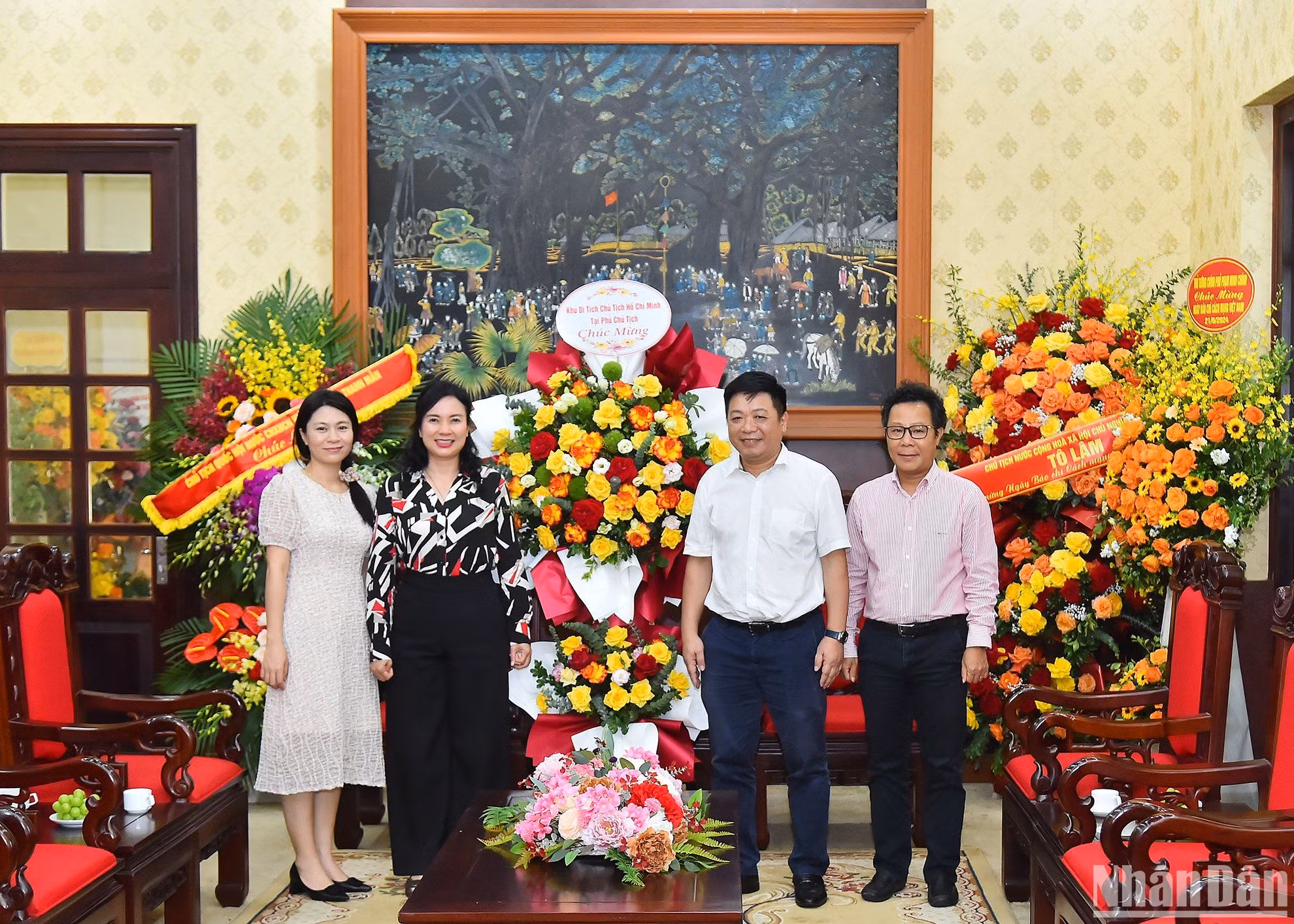 Giám đốc Khu Di tích Chủ tịch Hồ Chí Minh tại Phủ Chủ tịch Lê Thị Phượng gửi lời cảm ơn Báo Nhân Dân với nhiều bài viết hay góp phần lan tỏa tư tưởng của Bác Hồ.