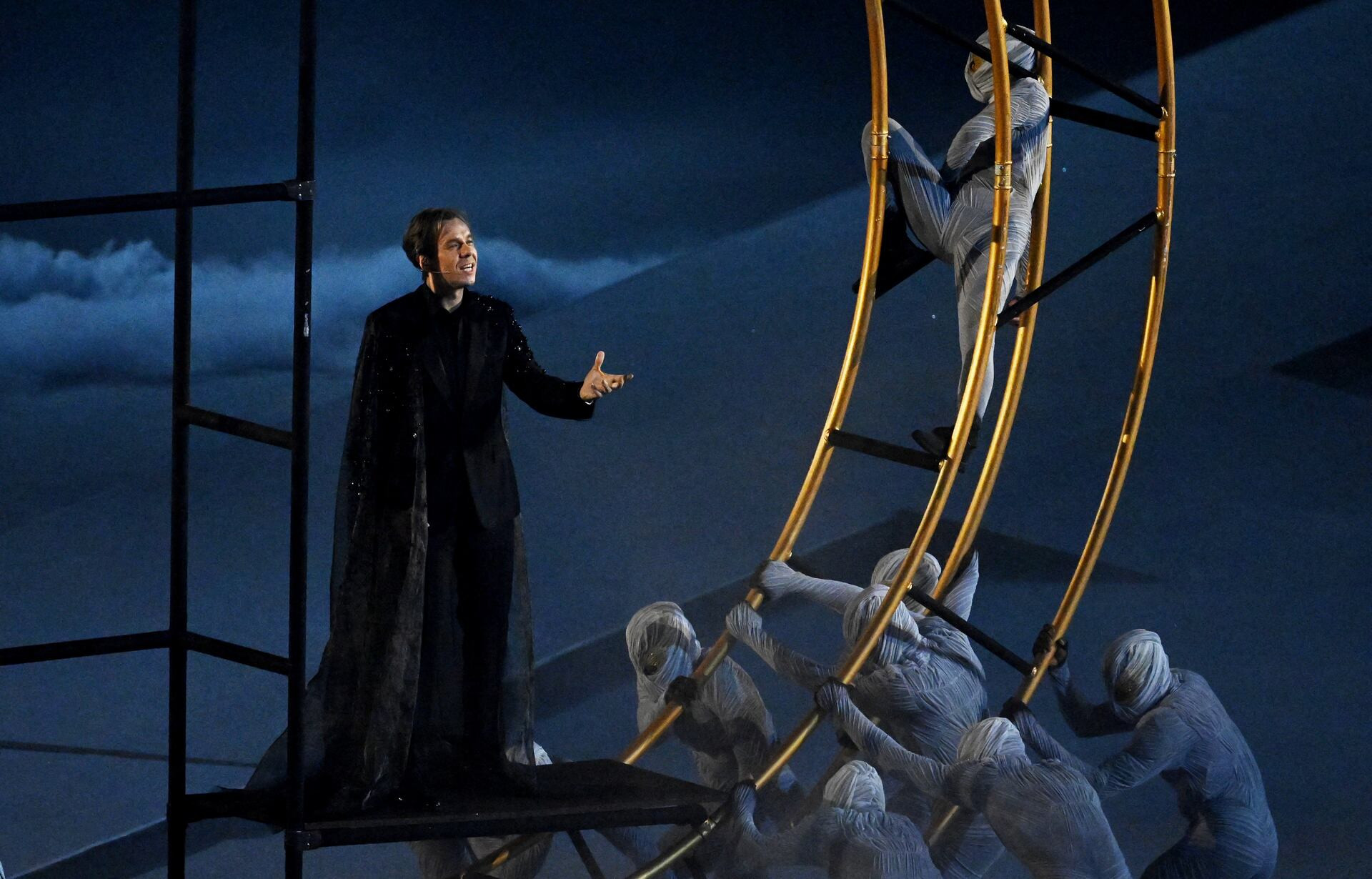 Các tiết mục mang đậm phong cách nước Pháp cùng tinh thần thể thao Olympic.