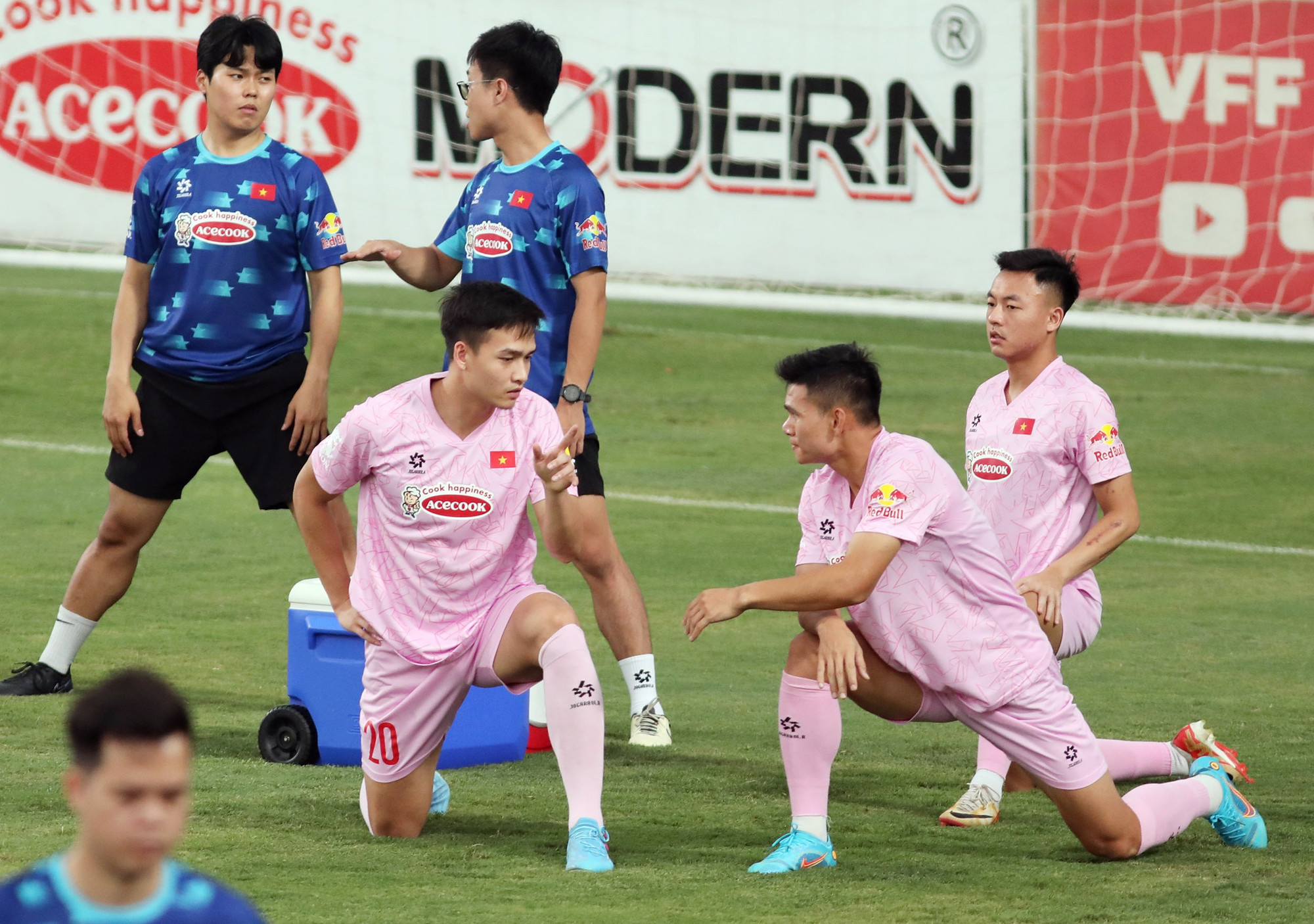 Hậu vệ Bùi Hoàng Việt Anh (câu lạc bộ Công an Hà Nội) được huấn luyện viên Kim Sang-sik đưa vào ban cán sự đội tuyển Việt Nam với vai trò đội phó.