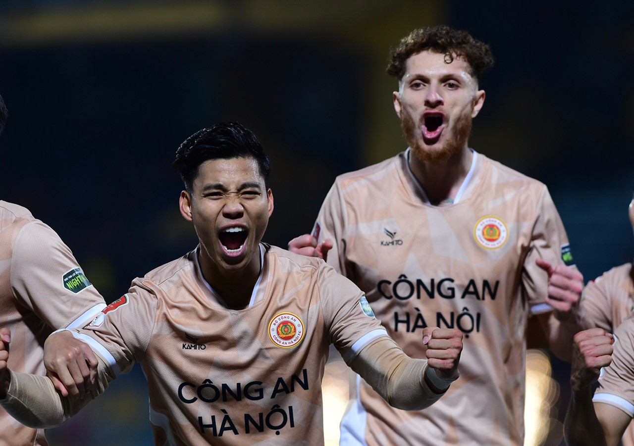 Mặc dù rút ngắn tỷ số xuống còn 1-2, nhưng những nỗ lực của Đông Á Thanh Hóa sớm bị dập tắt. Chỉ 8 phút sau, trên chấm phạt đền 11m, Văn Thanh không bỏ lỡ cơ hội để nâng tỷ số lên 3-1. Mặc dù rút ngắn tỷ số xuống còn 1-2, nhưng những nỗ lực của Đông Á Thanh Hóa sớm bị dập tắt. Chỉ 8 phút sau, trên chấm phạt đền 11m, Văn Thanh không bỏ lỡ cơ hội để nâng tỷ số lên 3-1.