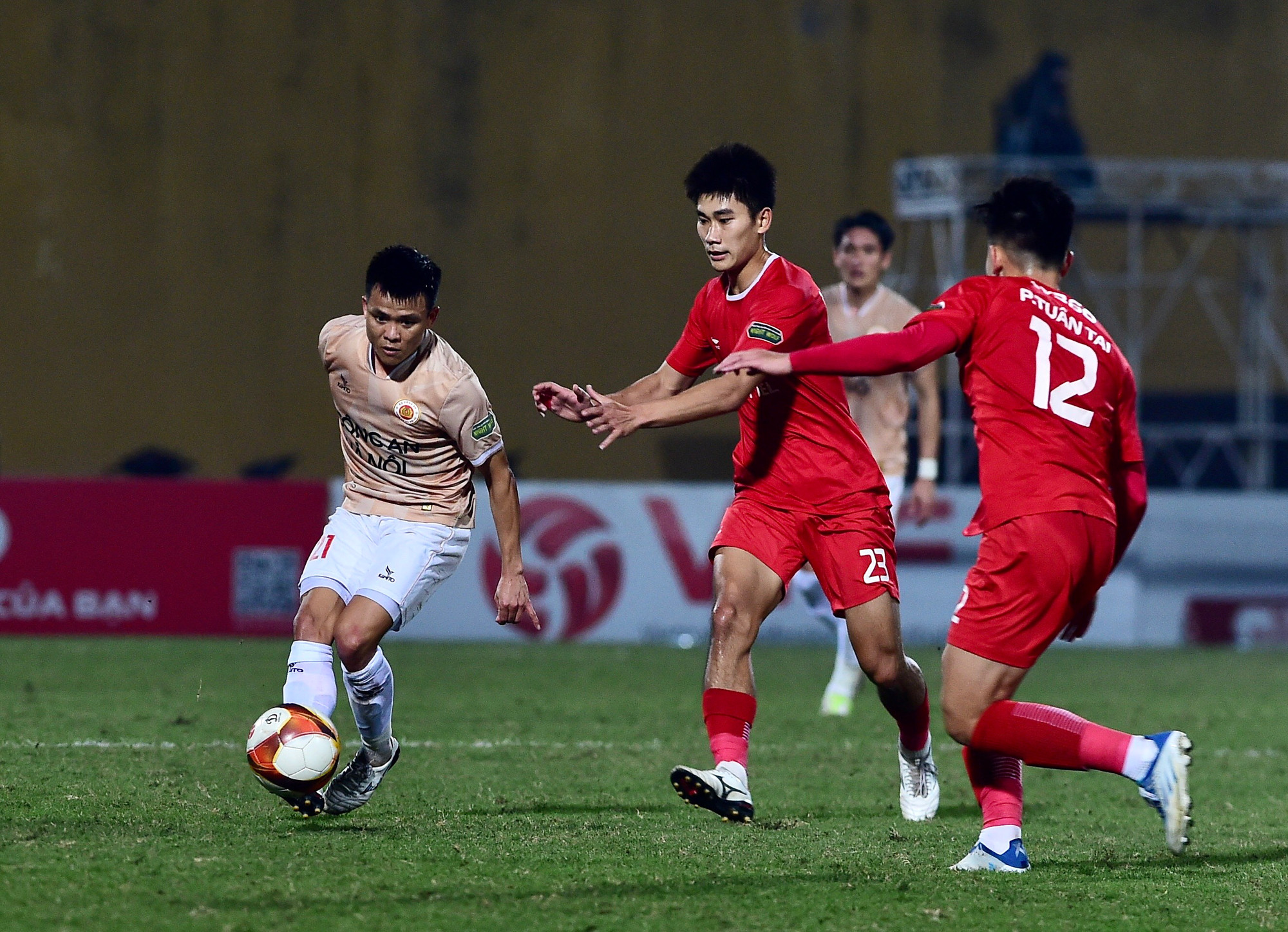 Nhâm Mạnh Dũng tiếp tục có ảnh hưởng lớn đến lối chơi của đội bóng áo lính.