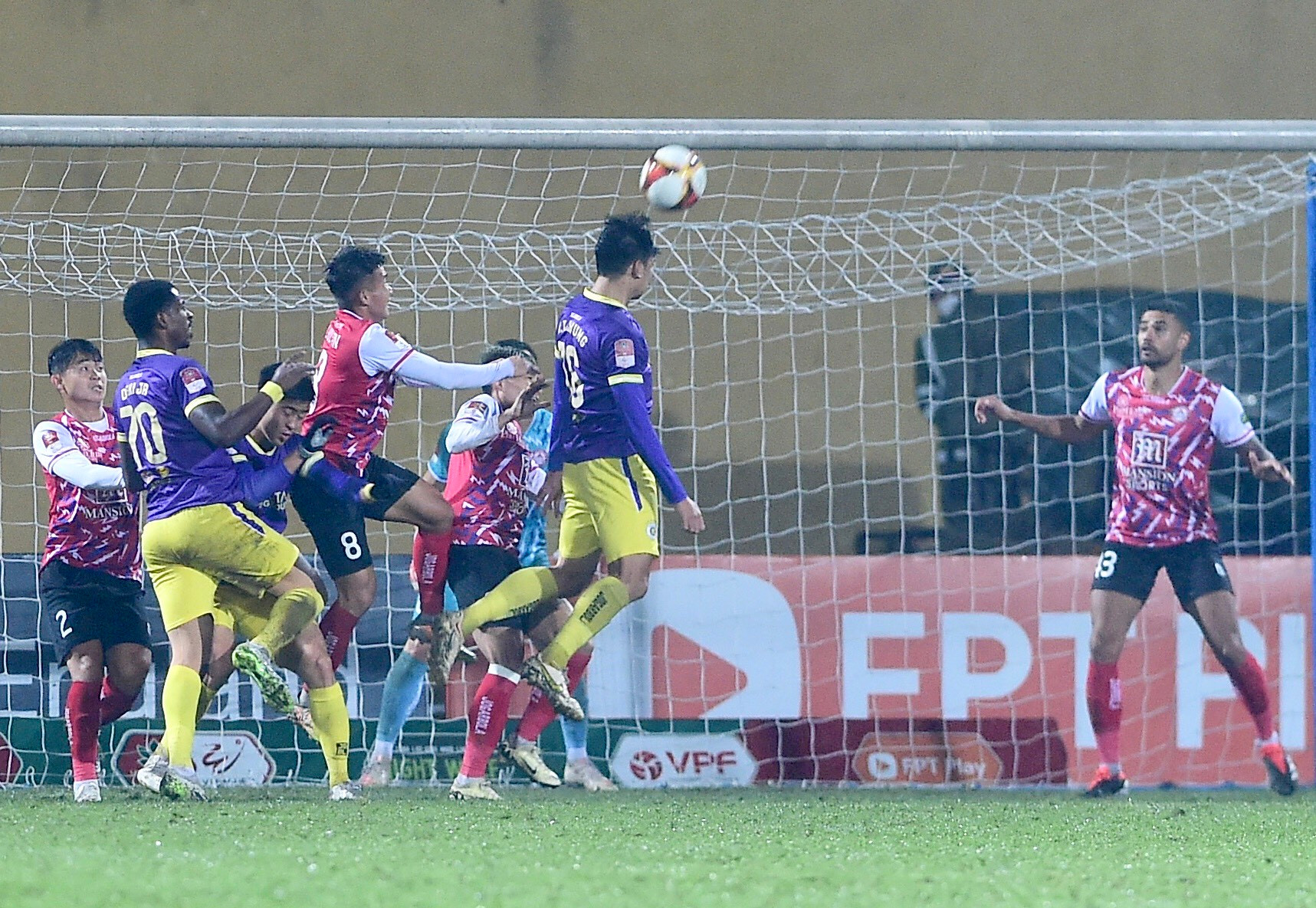 Phải đến phút 68, đội chủ nhà mới có thể ghi bàn nhân đôi cách biệt. Hai Long đi bóng xộc thẳng vào vòng cấm của TP Hồ Chí Minh trước khi tung cú dứt điểm chéo góc rất chính xác.