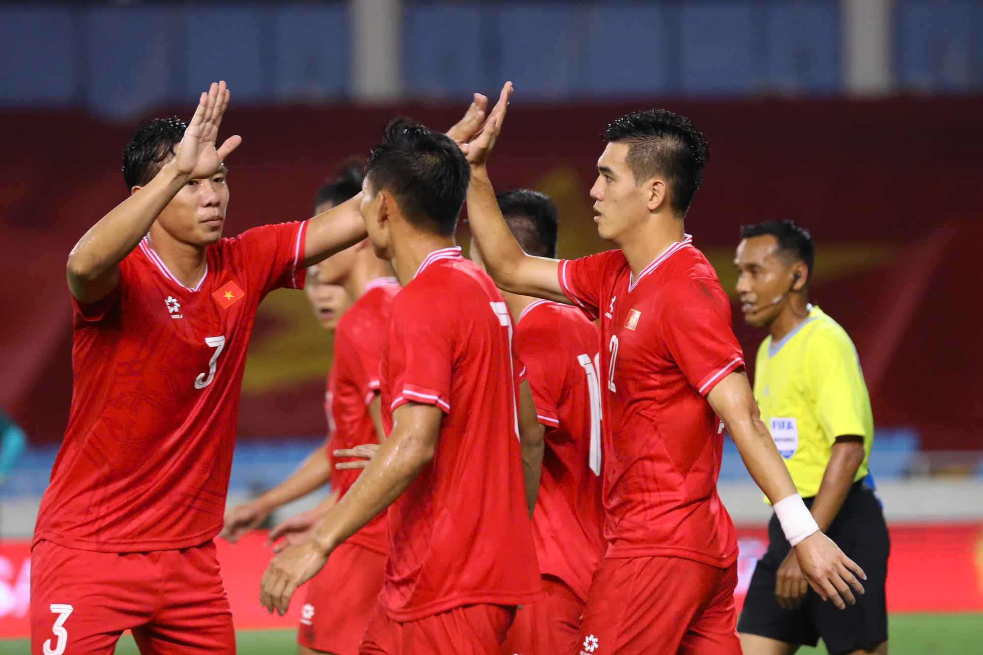 Tiến Linh và Quế Ngọc Hải ăn mừng bàn thắng cùng các đồng đội.