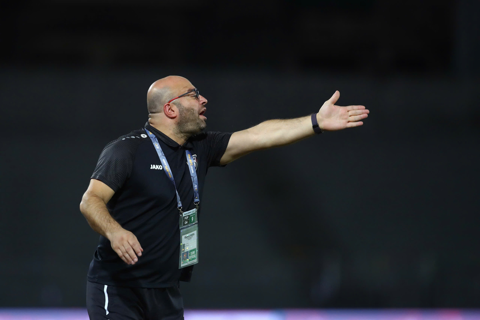 Huấn luyện viên của U20 Syria, ông Mark Wotte liên tục đưa ra chỉ đạo với các học trò.