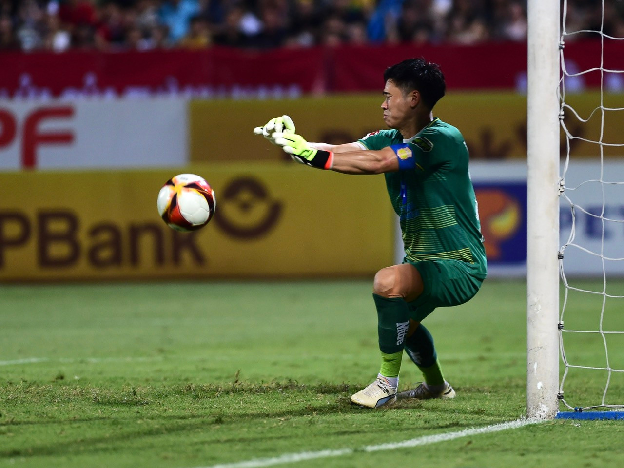 Thủ môn Nguyên Mạnh thi đấu xuất sắc để cứu nhiều bàn thua cho Thép Xanh Nam Định.