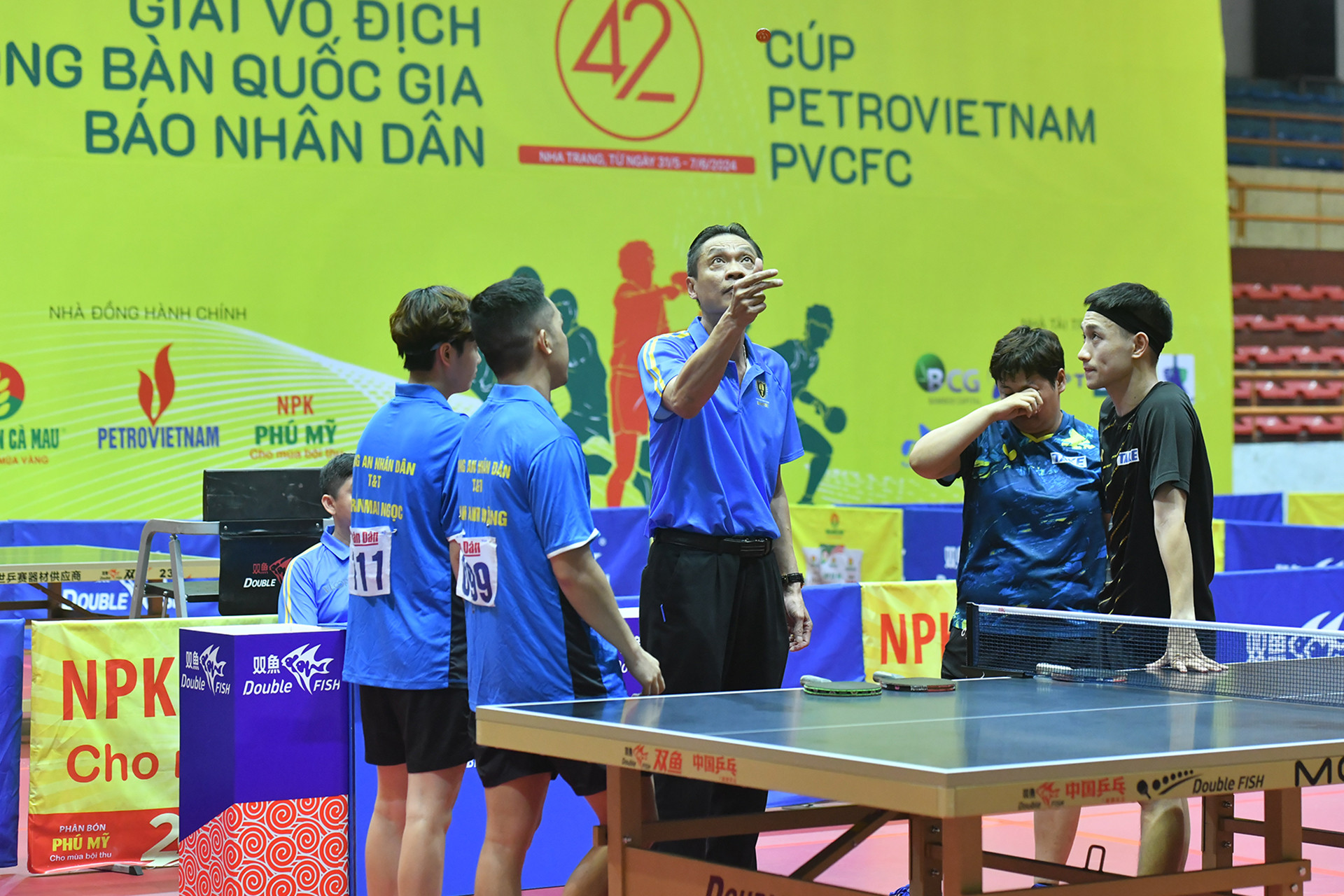 Trọng tài phân định đội được quyền phát bóng trước. Trọng tài phân định đội được quyền phát bóng trước.