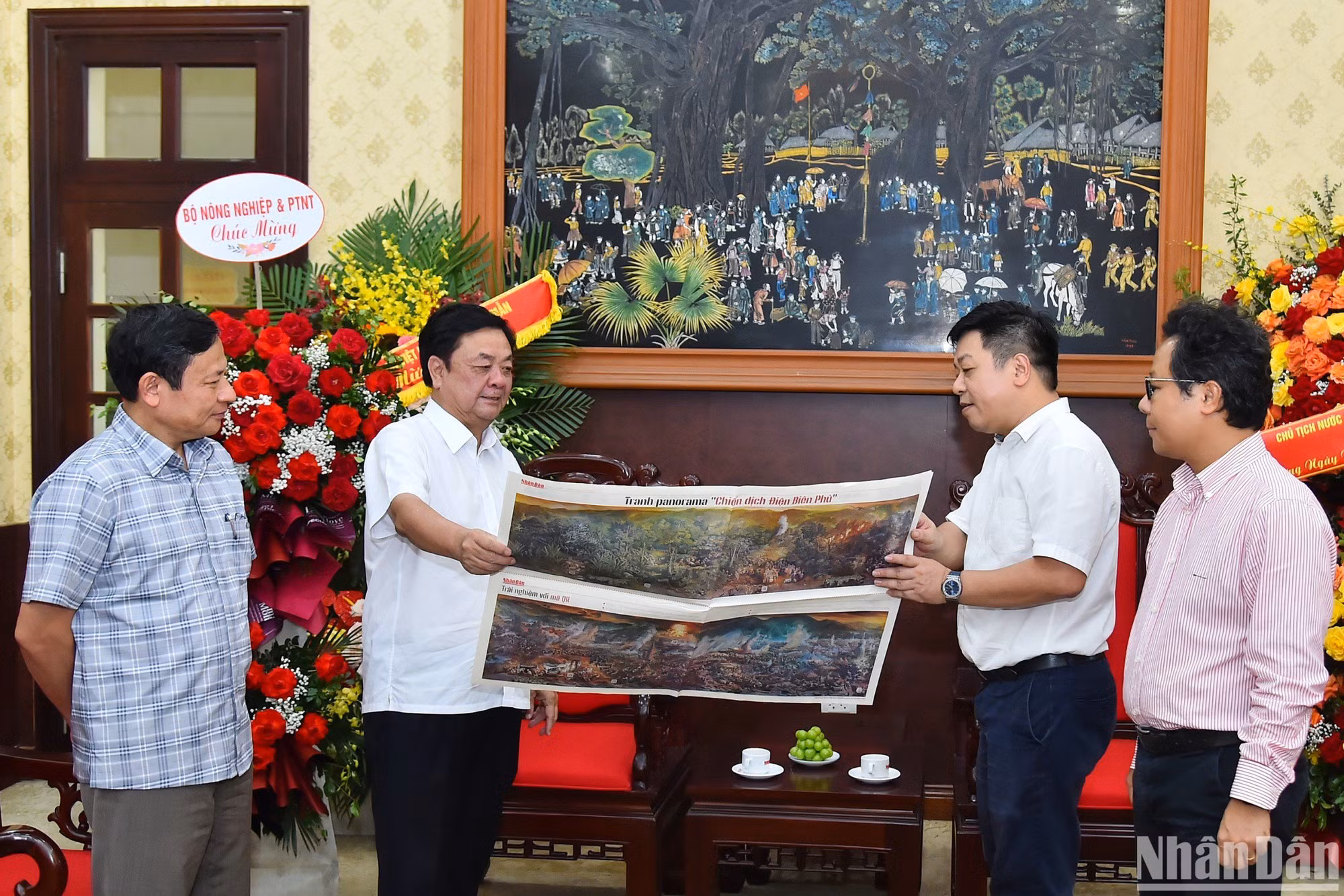 Bộ trưởng Nông nghiệp và Phát triển Nông thôn Lê Minh Hoan đặc biệt yêu thích phụ san ấn phẩm in tranh panorama “Chiến dịch Điện Biên Phủ” do Báo Nhân Dân phát hành vừa qua.