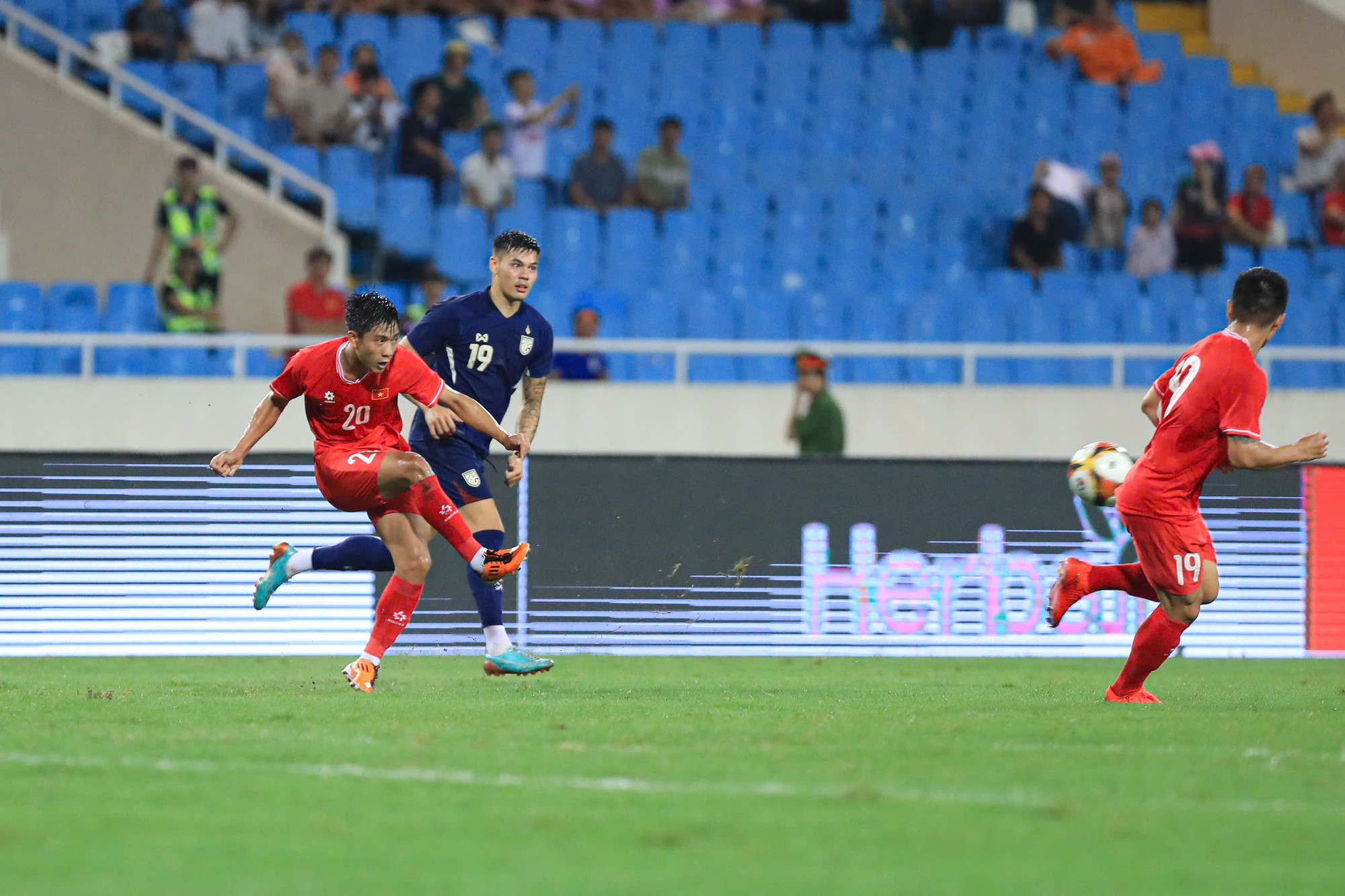 Phan Văn Đức được huấn luyện viên Kim Sang Sik tin tưởng đưa vào đội hình xuất phát của tuyển Việt Nam.