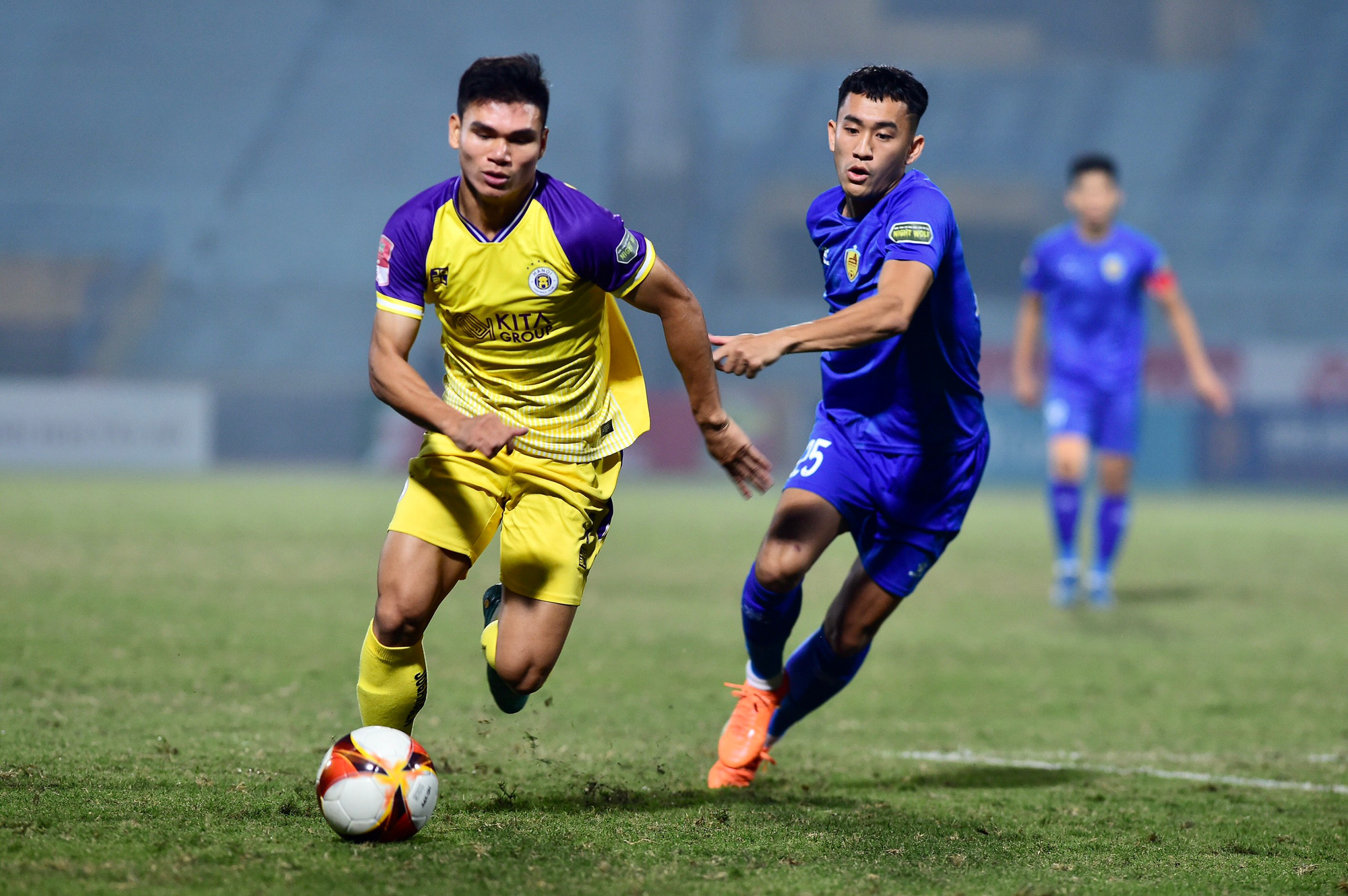 Ngay ở phút thứ 5, Hà Nội FC được hưởng quả đá phạt bên cánh phải, tuy nhiên đội chủ nhà không tận dụng thành công.