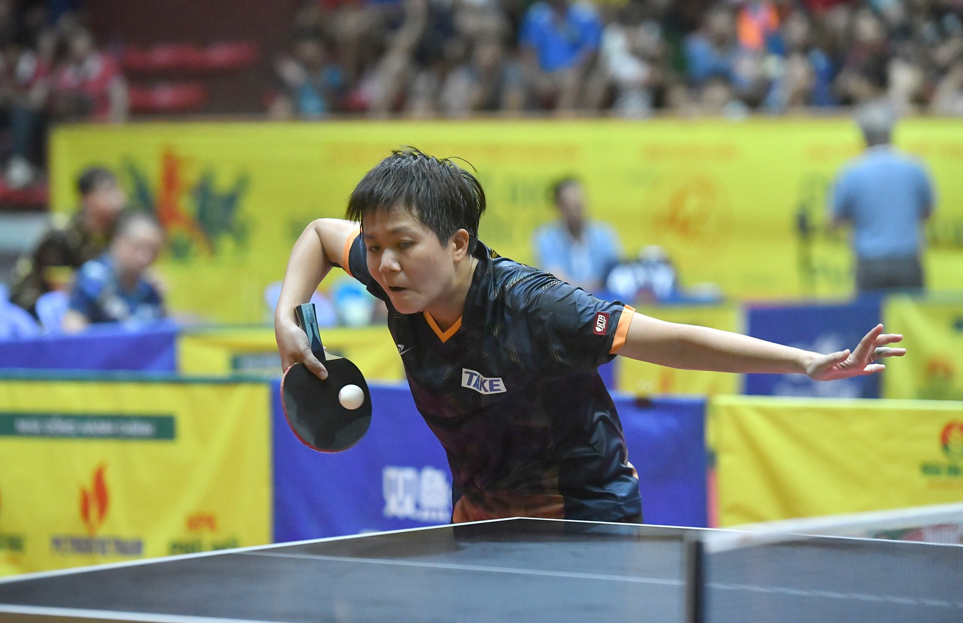 Tường Giang "xảy chân" để Thủy Tiên thắng sát nút 3-2 với các tỷ số 7-11, 12-10, 11-13, 12-10 và 11-9, qua đó rút ngắn khoảng cách cho Công an nhân dân - T&T 1.