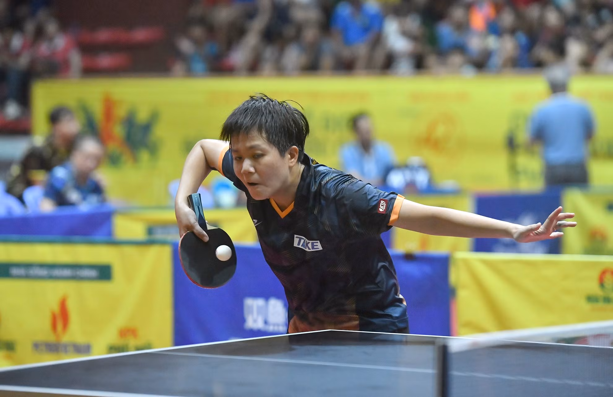 Tường Giang "xảy chân" để Thủy Tiên thắng sát nút 3-2 với các tỷ số 7-11, 12-10, 11-13, 12-10 và 11-9, qua đó rút ngắn khoảng cách cho Công an nhân dân - T&T 1.