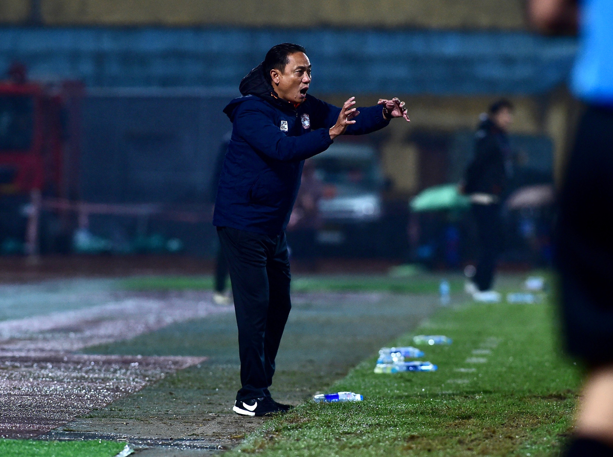 Huấn luyện viên Phùng Thanh Phương của TP Hồ Chí Minh chỉ đạo các học trò từ ngoài đường biên.