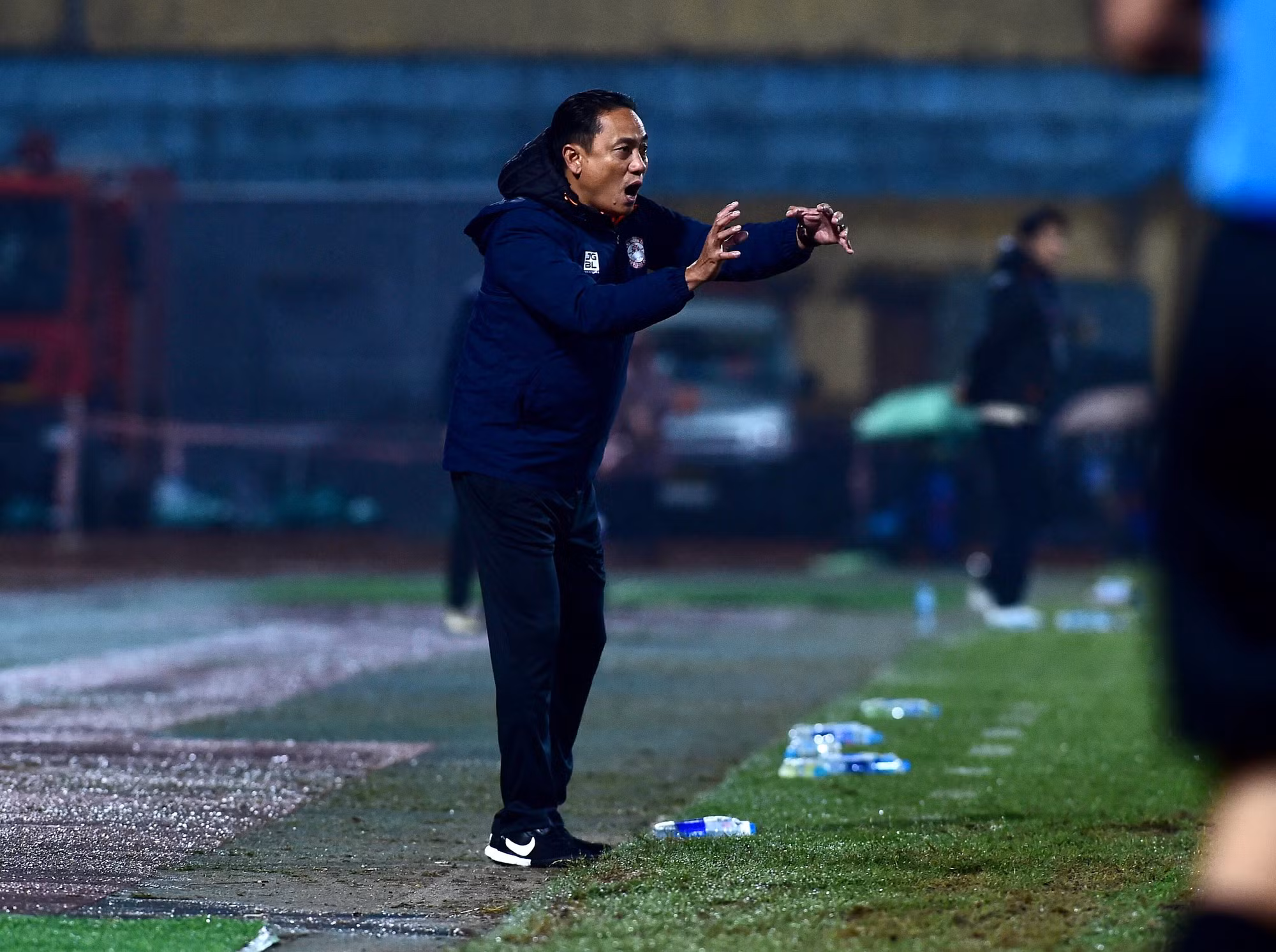 Huấn luyện viên Phùng Thanh Phương của TP Hồ Chí Minh chỉ đạo các học trò từ ngoài đường biên.