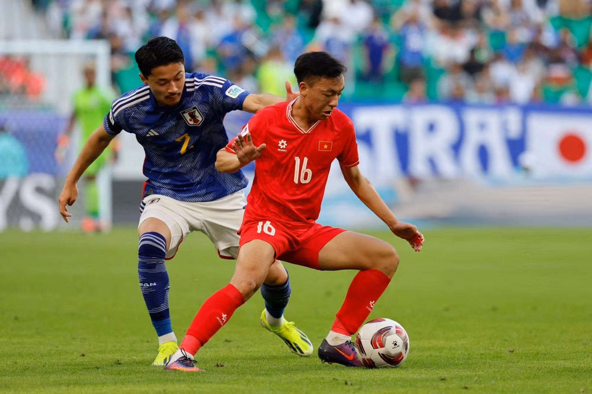 Các cầu thủ Việt Nam bình tĩnh cầm bóng và phối hợp trước Nhật Bản.