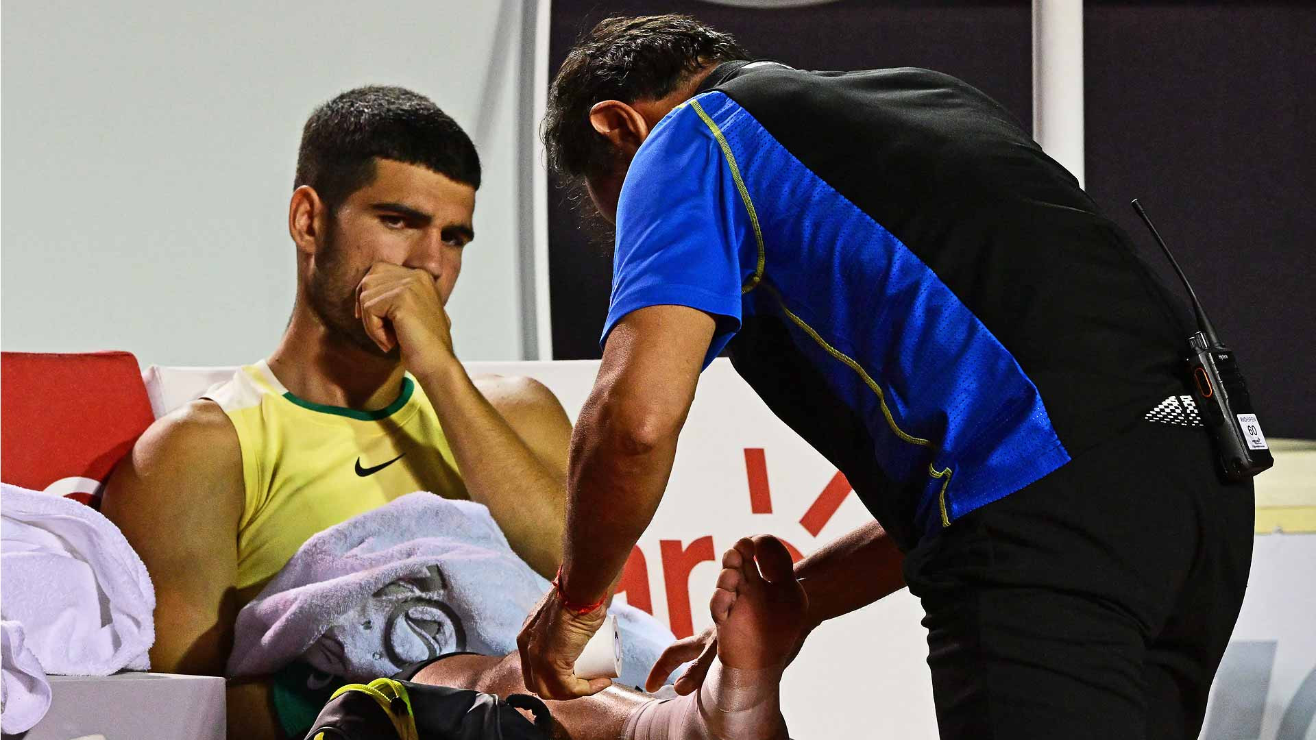Khoảnh khắc Alcaraz xúc động khi giành chức vô địch Roland Garros.