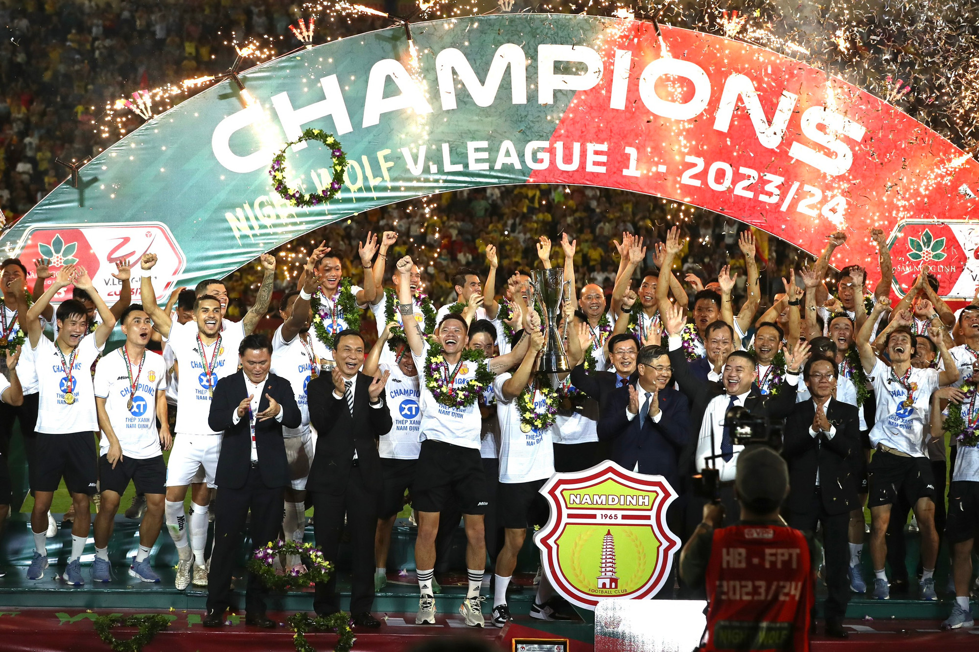 [Ảnh] Nam Định lên ngôi V-League sau 39 năm chờ đợi ảnh 19