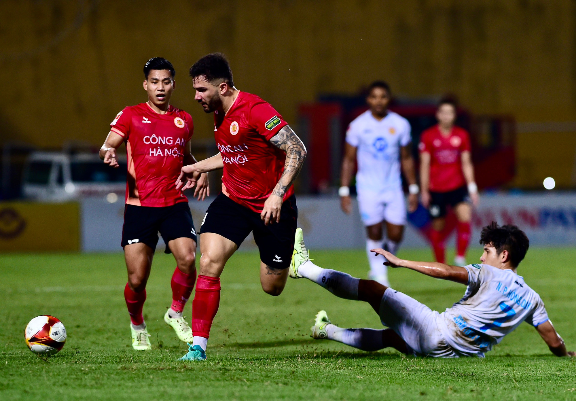 Tranh chấp quyết liệt trong từng đường bóng.