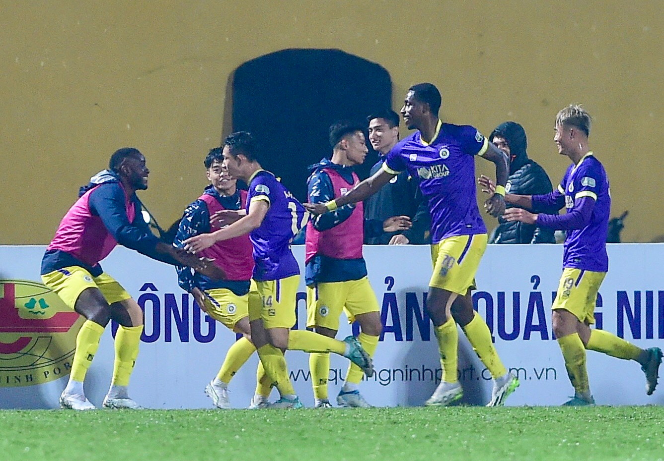 Tuy nhiên, Văn Quyết nhanh chóng dập tắt hy vọng của CLB TP Hồ Chí Minh bằng tình huống băng xuống dứt điểm chéo góc nâng tỷ số lên 3-1 ở phút 90+3.