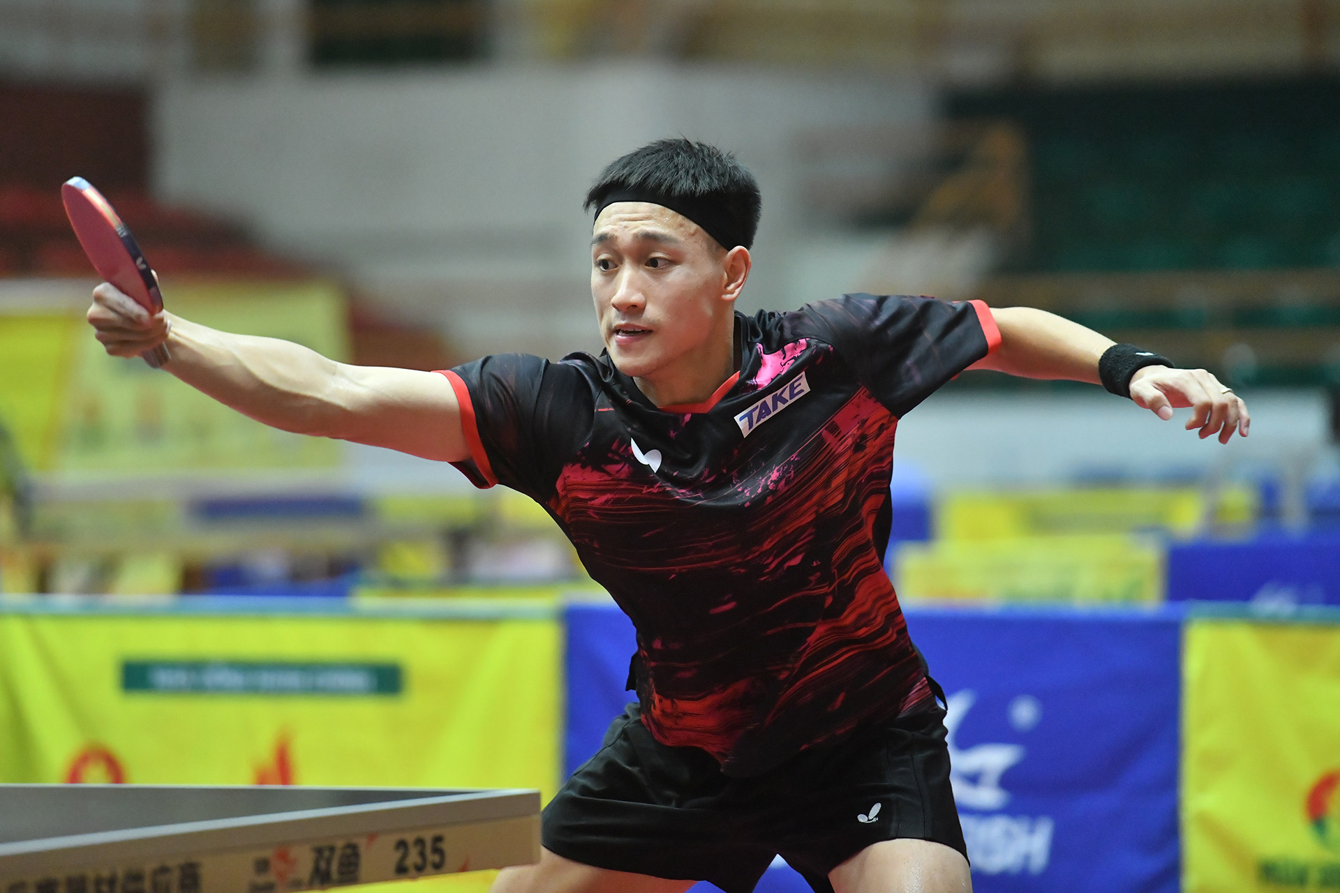 Nguyễn Anh Tú thực hiện những cú giật đầy uy lực và chính xác. Nguyễn Anh Tú thực hiện những cú giật đầy uy lực và chính xác.