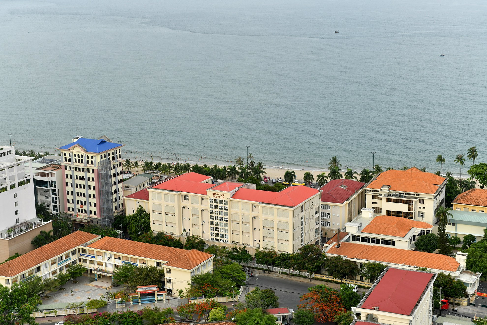 Nha Trang được ví như "Hòn ngọc Viễn Đông", đã trở thành điểm du lịch hấp dẫn đối với du khách trong và ngoài nước. Nha Trang được ví như "Hòn ngọc Viễn Đông", đã trở thành điểm du lịch hấp dẫn đối với du khách trong và ngoài nước.