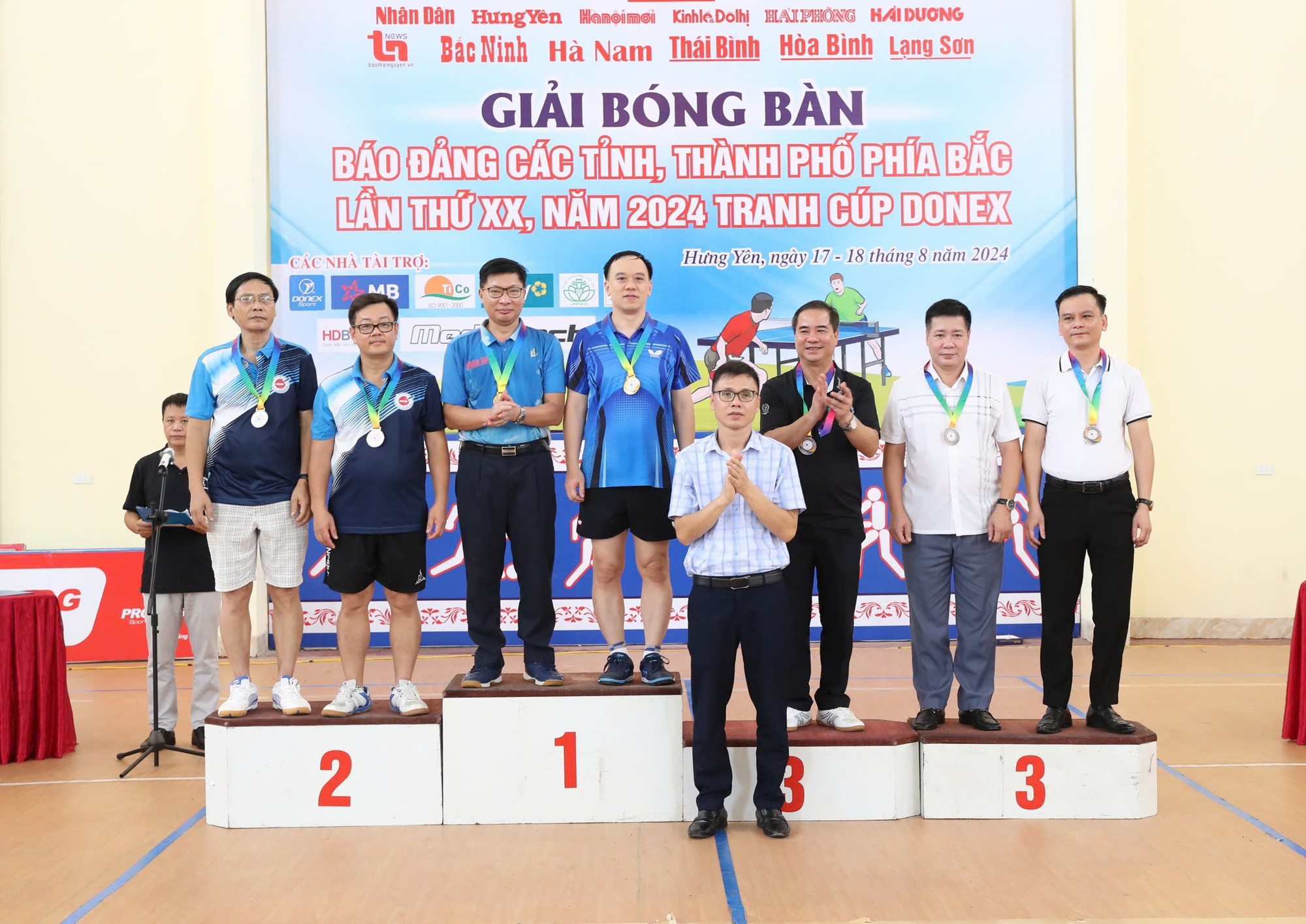 Nhà báo Hà Quốc Việt, Ngô Việt Anh (Báo Nhân Dân) giành giải Nhất đôi nam lãnh đạo.