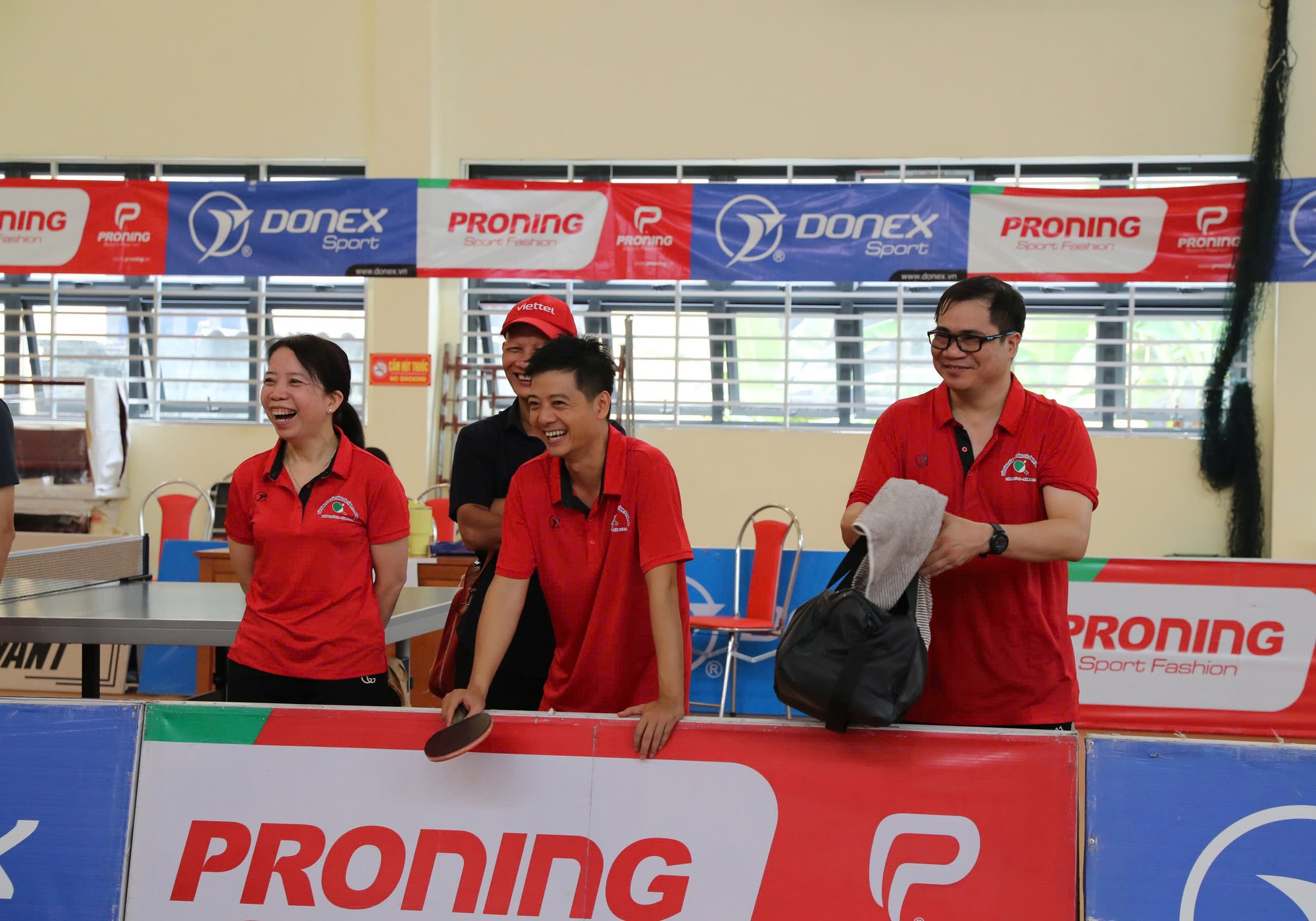 Tiếng cười vui vẻ và chan hòa giữa những người đồng nghiệp khi được thi đấu bóng bàn cùng nhau.