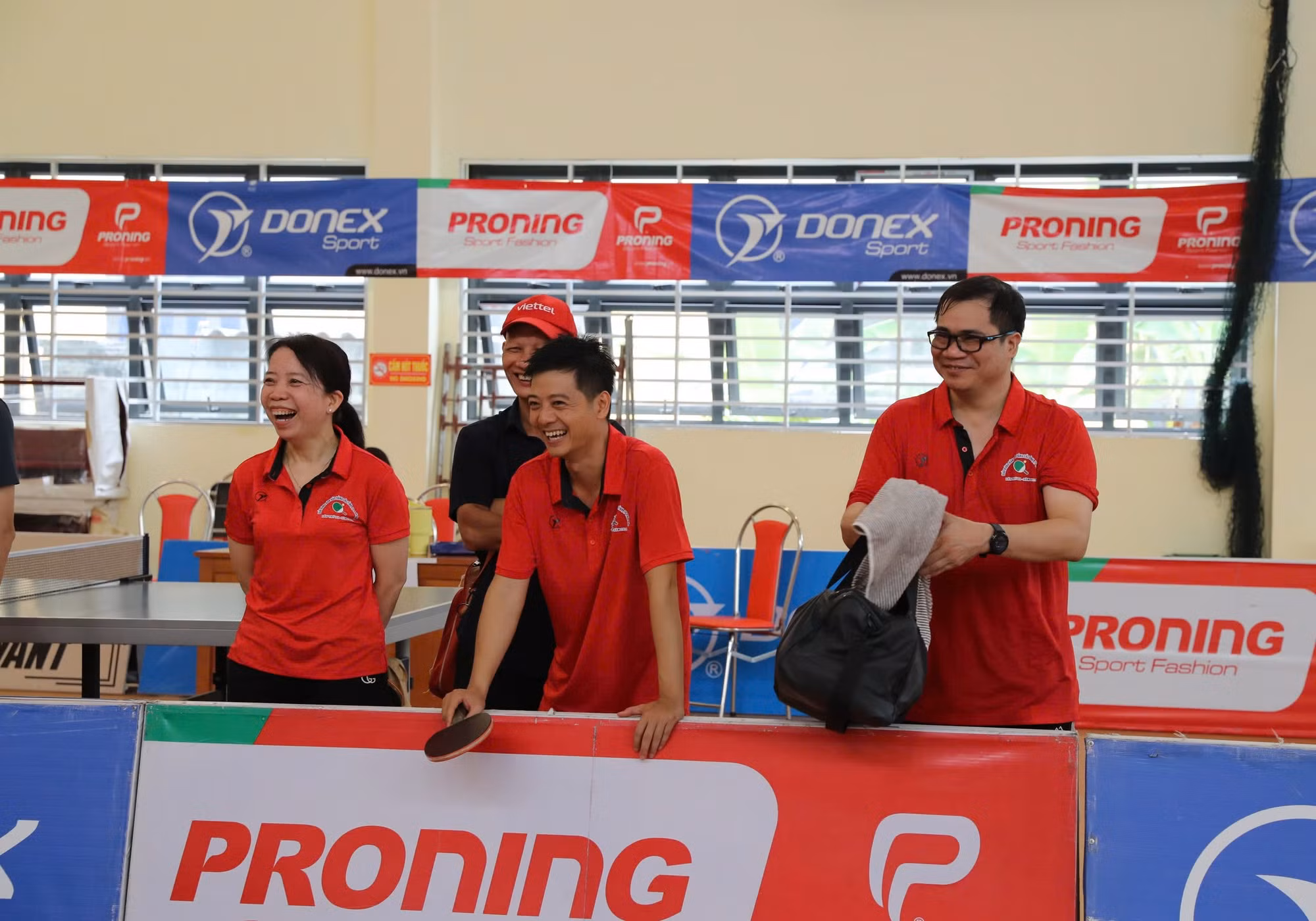 Tiếng cười vui vẻ và chan hòa giữa những người đồng nghiệp khi được thi đấu bóng bàn cùng nhau.