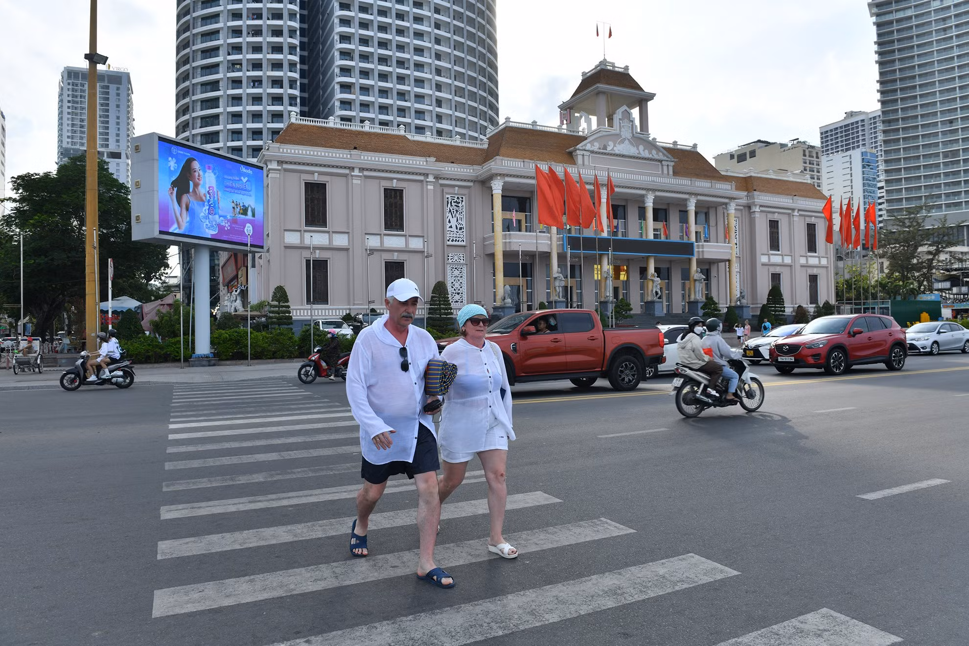 Con người Nha Trang chân tình, dễ mến. Người Khánh Hòa có tính cách phóng khoáng mà giản dị hệt như những đặc tính của vùng biển Khánh Hòa kín gió, sóng nhẹ.