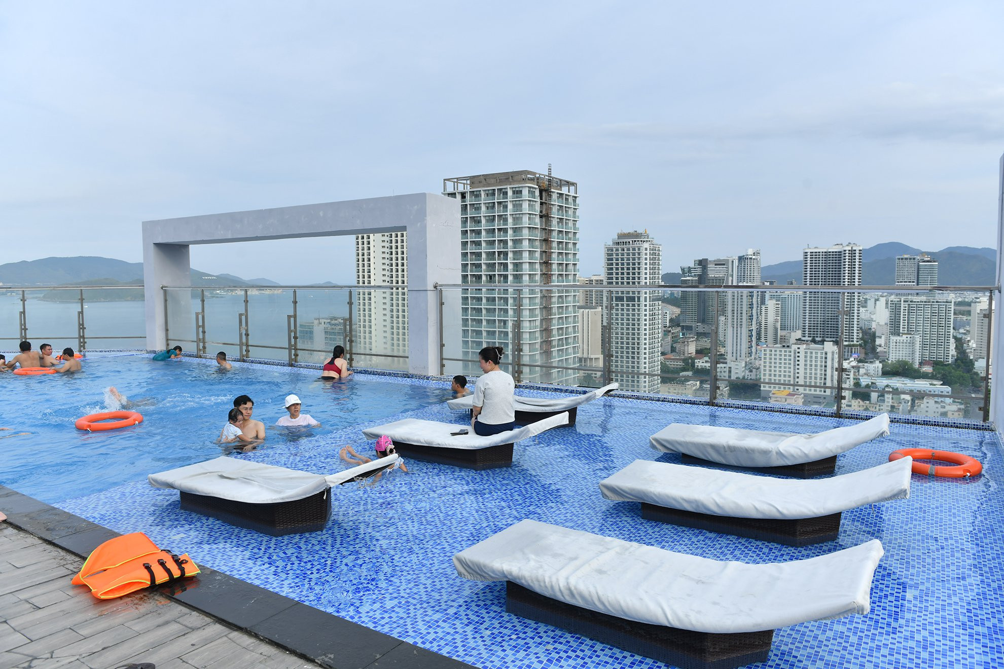 Các du khách tận hưởng không khí Nha Trang từ trên các tòa nhà cao tầng. Các du khách tận hưởng không khí Nha Trang từ trên các tòa nhà cao tầng.