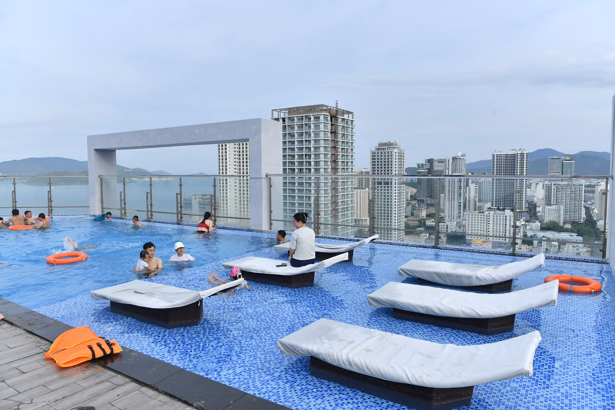 Các du khách tận hưởng không khí Nha Trang từ trên các tòa nhà cao tầng.