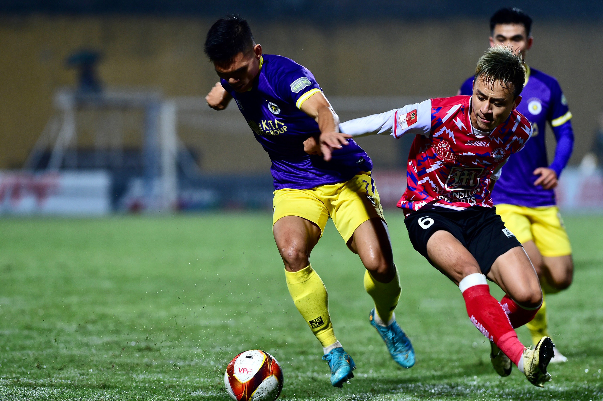 Phút thứ 36, thêm một lần nữa Hà Nội đưa bóng vào lưới sau khi Xuân Mạnh đánh đầu hạ gục thủ môn Patrik Lê Giang. Tuy nhiên, sau khi tham khảo rất kỹ công nghệ VAR, bàn thắng đã không được công nhận khi hậu vệ của Hà Nội trước đó đã rơi vào tư thế việt vị.