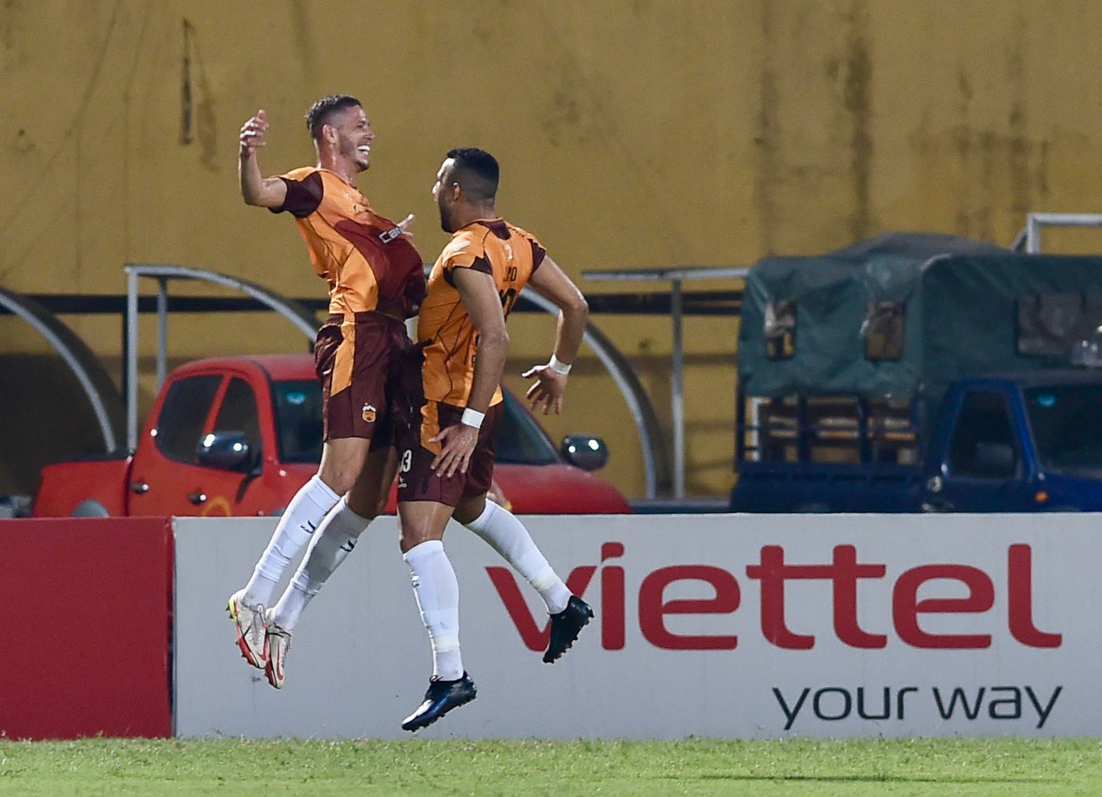 Phút 26, ngoại binh Gabriel Ferreira tạo ra sự càn lướt trong vòng cấm địa của Thể Công Viettel. Sau một tình huống hỗn loạn trước khung thành của Quàng Thế Tài, bàn mở tỷ số đến với đội khách. Bàn thắng của đội khách được tính là pha phản lưới của trung vệ Bùi Tiến Dũng bên phía đội chủ nhà Thể Công Viettel.