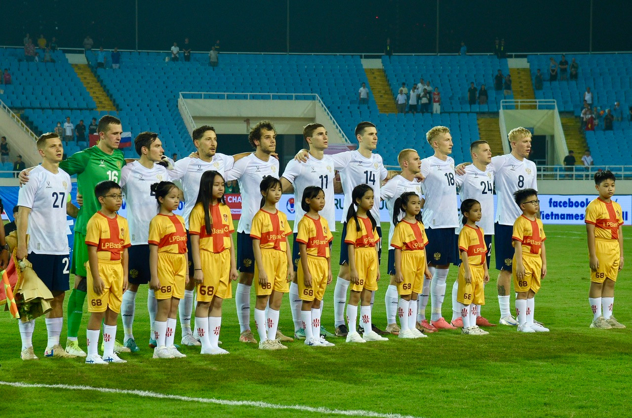 Các thành viên đội tuyển Nga hát quốc ca trên sân vận động Mỹ Đình.