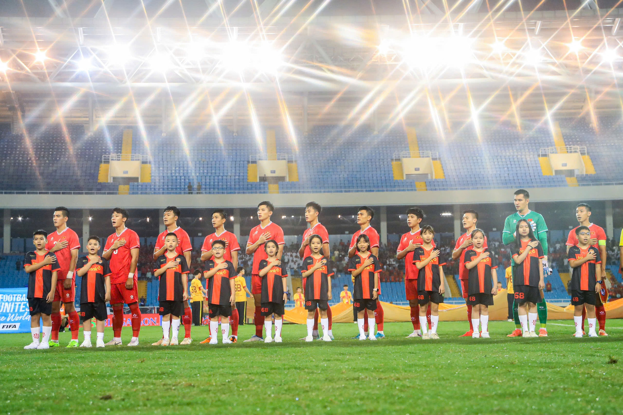 Đội hình xuất phát của đội tuyển Việt Nam hát quốc ca.
