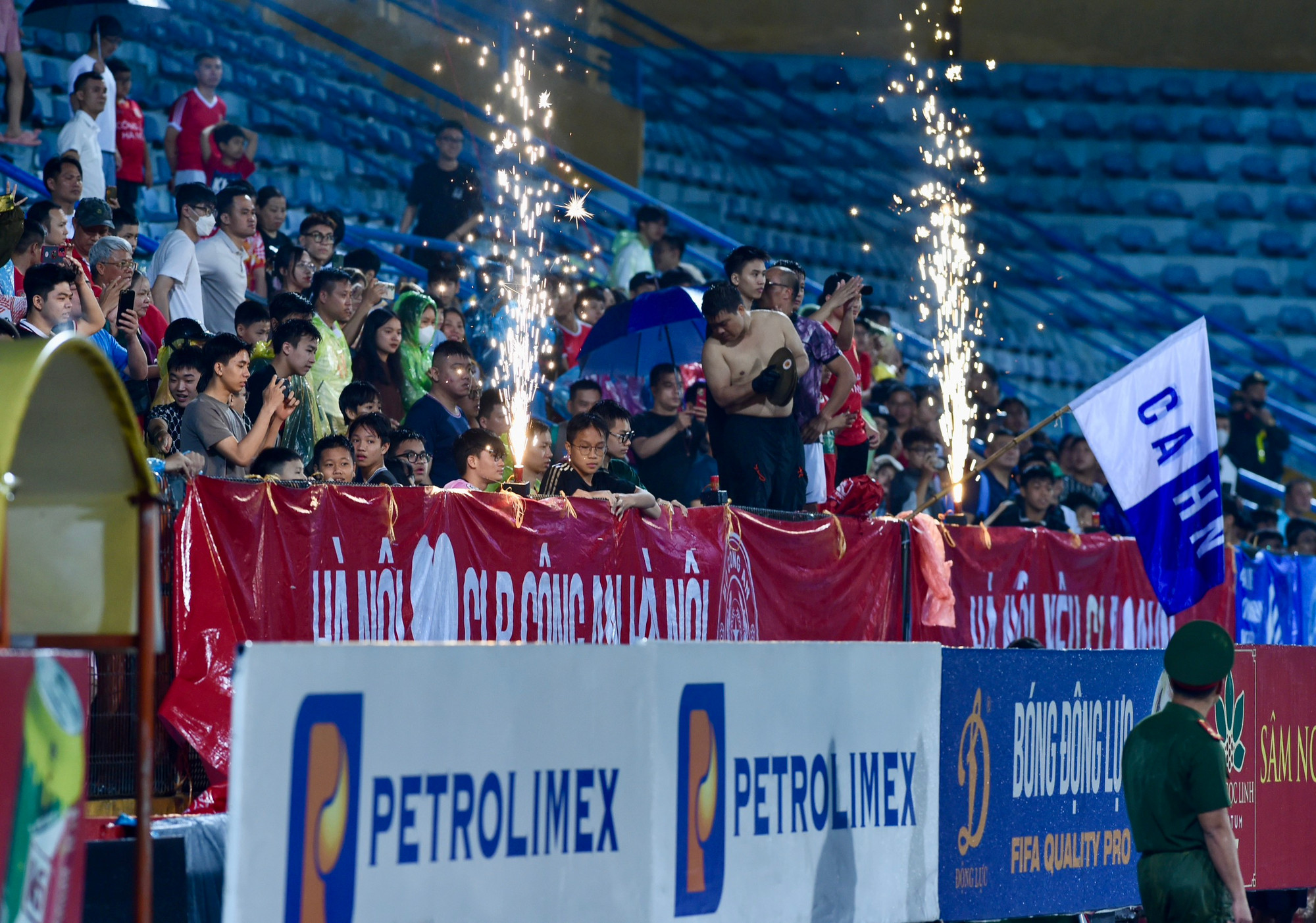 Cổ động viên Công an Hà Nội hài lòng với kết quả chung cuộc 3-1.