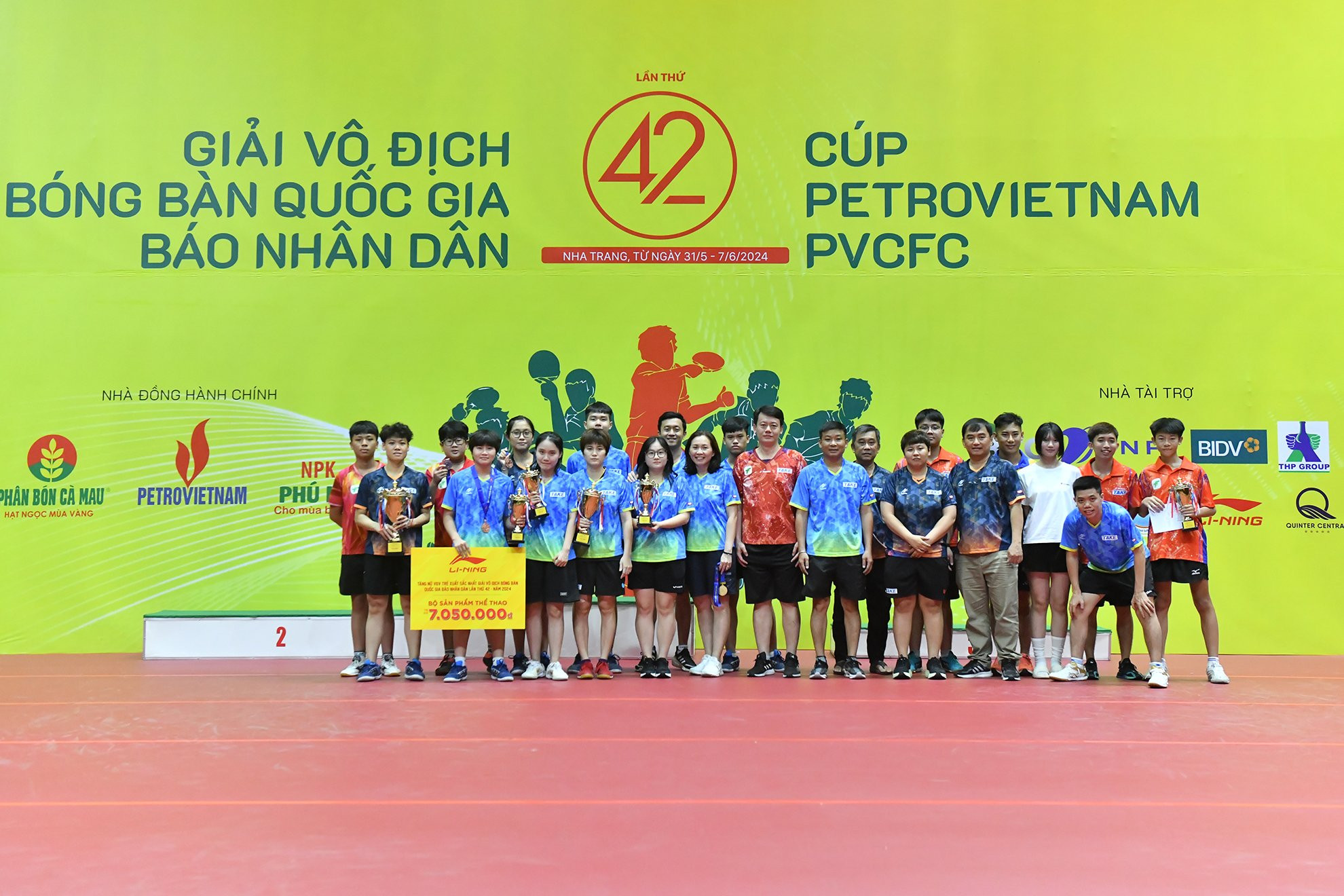 Các thành viên đoàn Thành phố Hồ Chí Minh chụp ảnh lưu niệm.