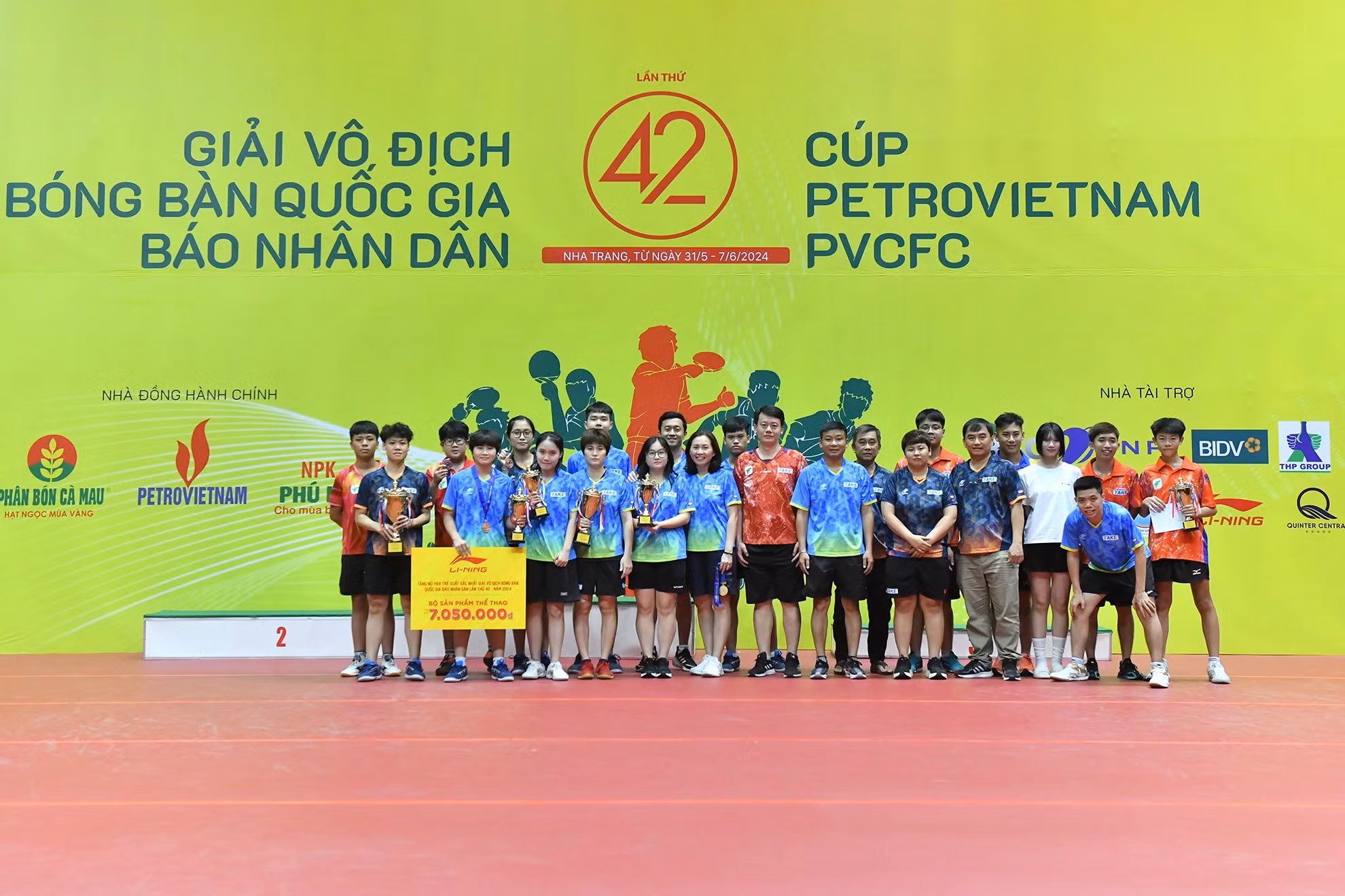 Các thành viên đoàn Thành phố Hồ Chí Minh chụp ảnh lưu niệm. Các thành viên đoàn Thành phố Hồ Chí Minh chụp ảnh lưu niệm.