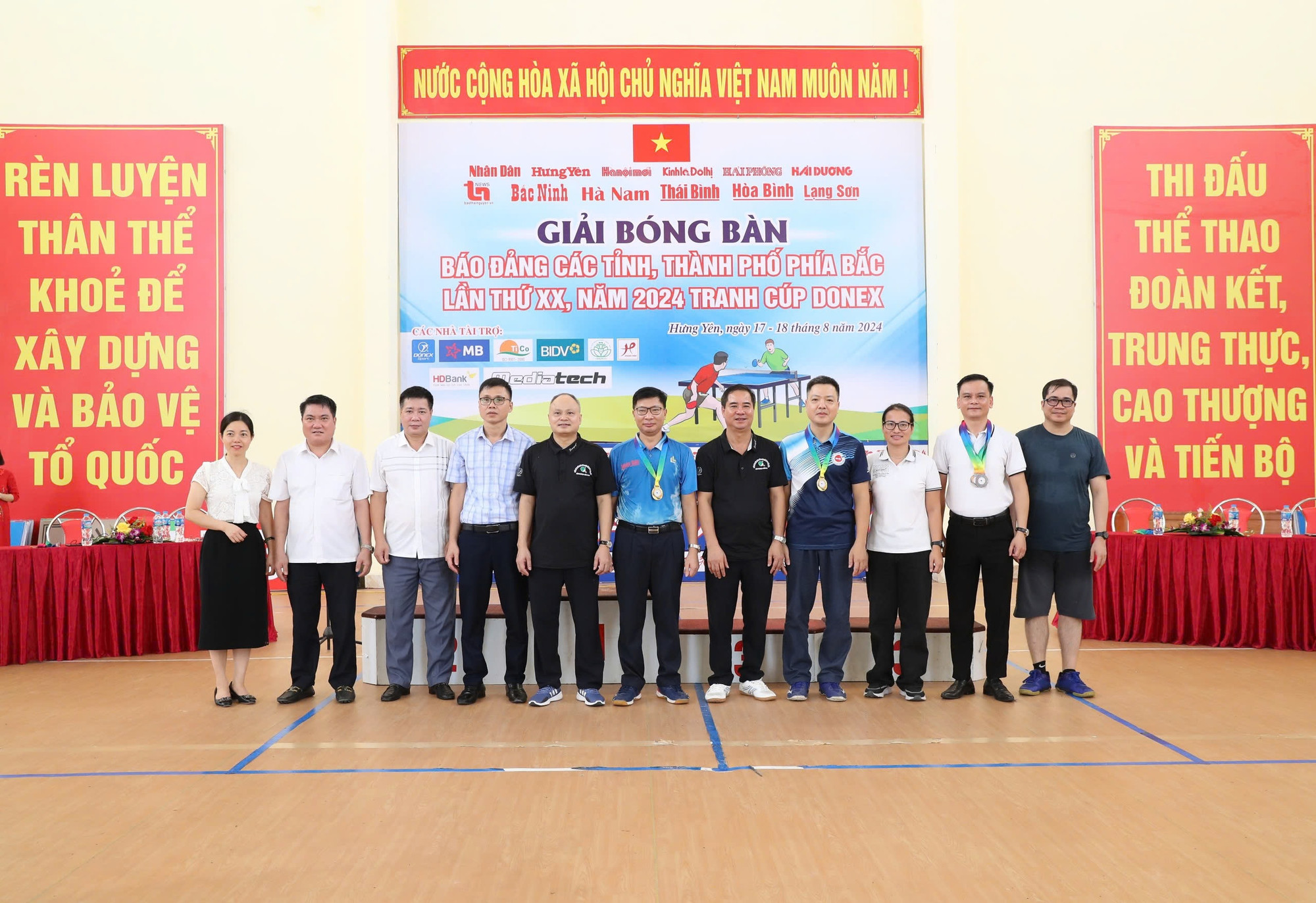 Đại diện các báo tham dự chụp hình lưu niệm, khép lại một mùa giải thành công tốt đẹp.