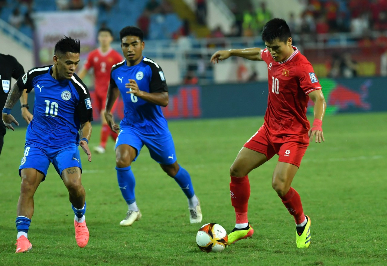 Các đòn phản công của Philippines cuối cùng đã có tác dụng. Phút 62, ngay sau khi đội tuyển Việt Nam bỏ lỡ cơ hội, các cầu thủ Philippines tổ chức phản công nhanh bằng đường chuyền vượt tuyến cho Patrick Reichelt, tiền đạo này lần lượt vượt qua Duy Mạnh và dứt điểm đánh bại thủ thành Văn Lâm, mở tỷ số 1-0 cho Philippines.