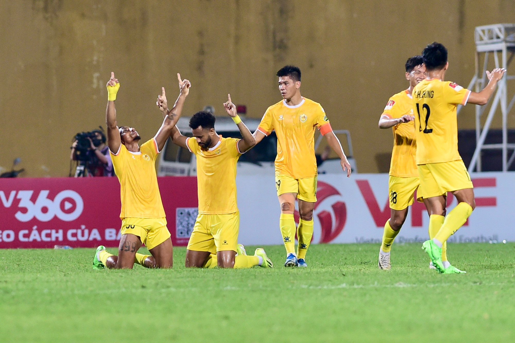 Thể Công Viettel vẫn gặp nhiều khó khăn dù chơi hơn người, thậm chí ở phút 45, đội chủ nhà tiếp tục nhận bàn thua. Từ đường chuyền ngang của Conrado, Trung Phong đã có pha dứt điểm nhân đôi cách biệt 2-0 cho Quảng Nam.