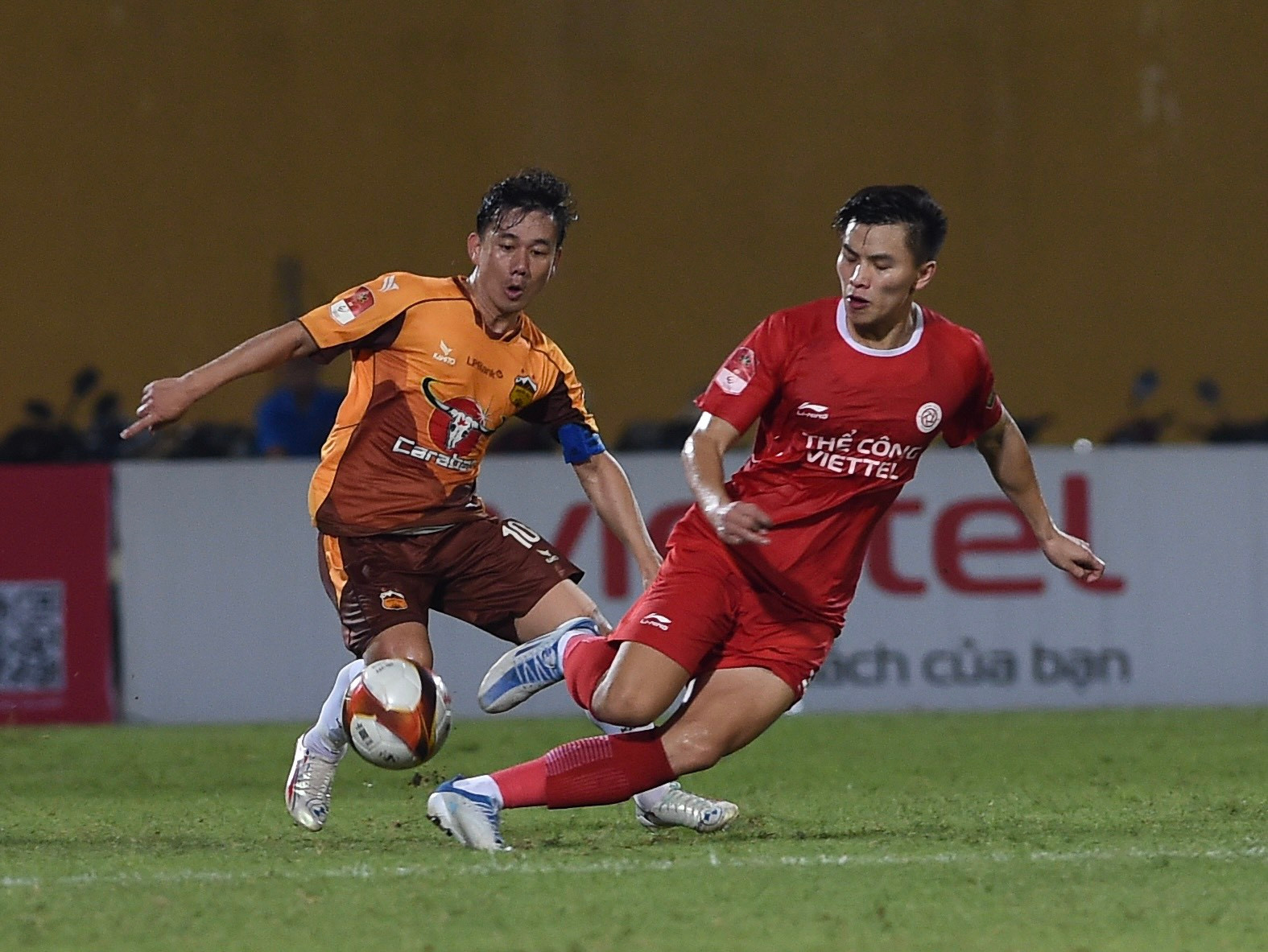 Những phút cuối hiệp 1, Thể Công Viettel chơi nỗ lực nhưng Hoàng Đức và các đồng đội tỏ ra bế tắc, 45 phút đầu tiên kết thúc với lợi thế nghiêng về Hoàng Anh Gia Lai.