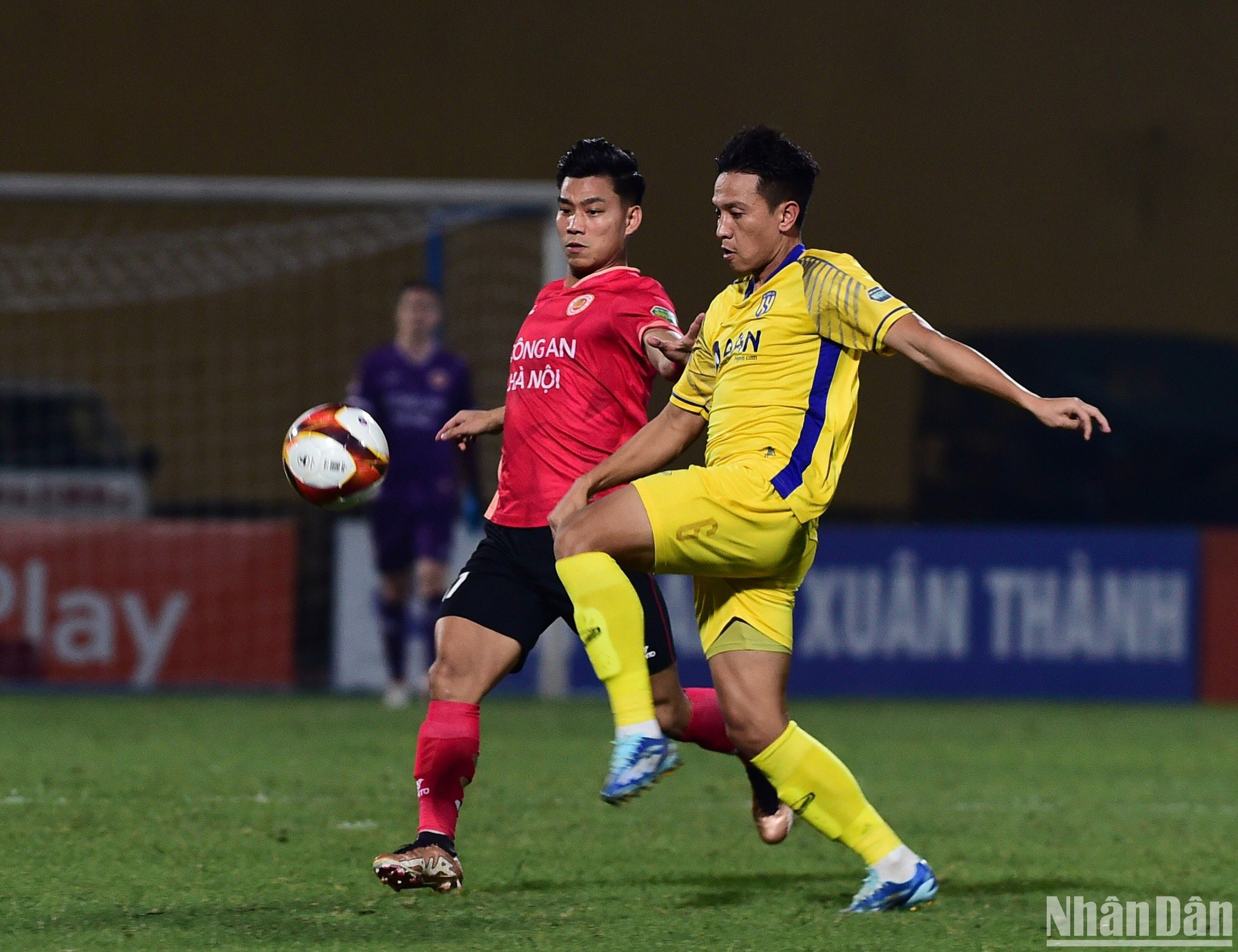 Nhận đường chuyền vượt tuyến của đồng đội, Văn Thanh băng xuống đầy tốc độ. Cầu thủ chạy cánh quê Hải Dương lốp bóng kỹ thuật chính xác trong pha đối mặt với thủ môn Văn Việt, mở tỷ số trận đấu.