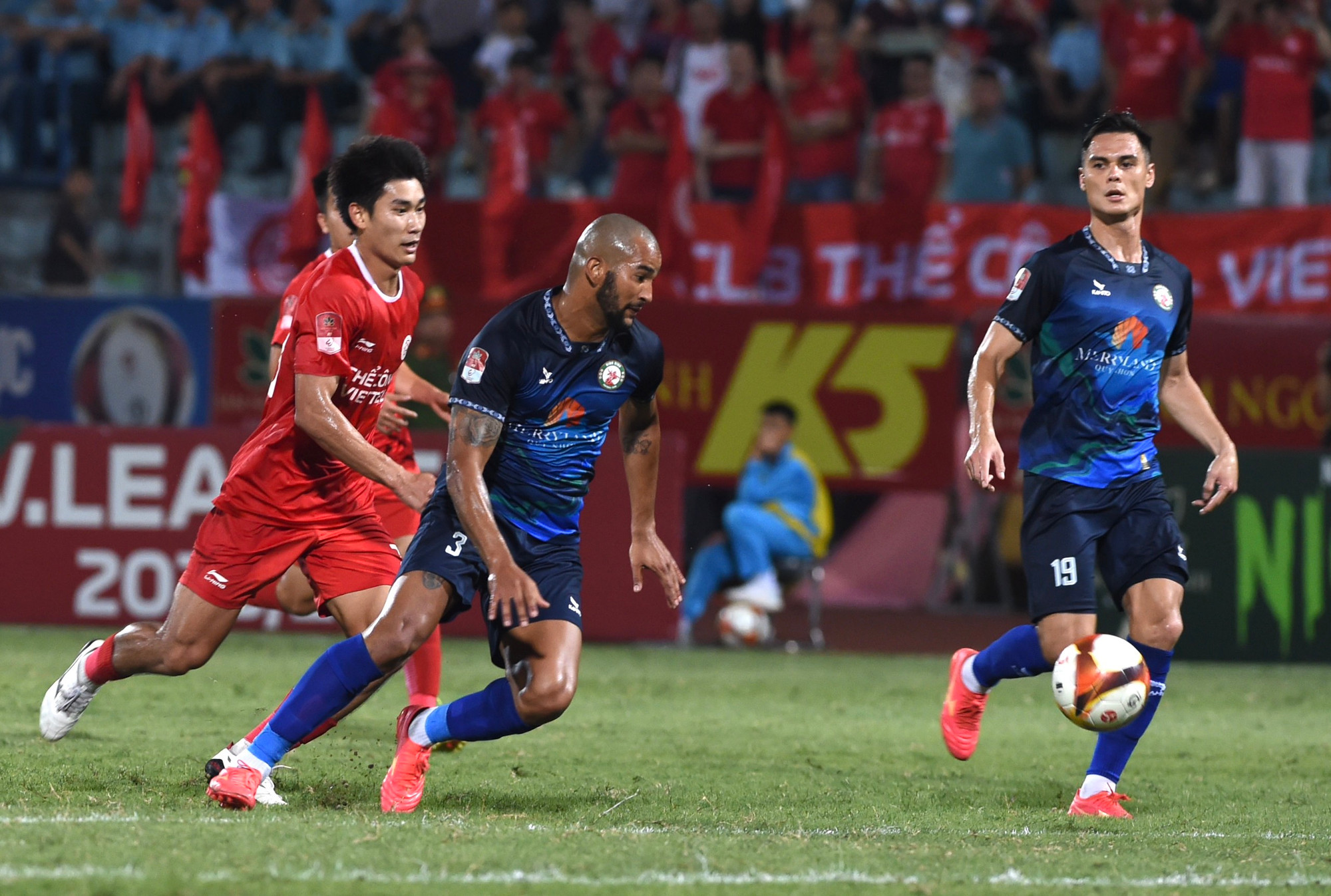 Dù thi đấu hơn người nhưng các cầu thủ Bình Định không tạo ra được thế trận áp đảo.