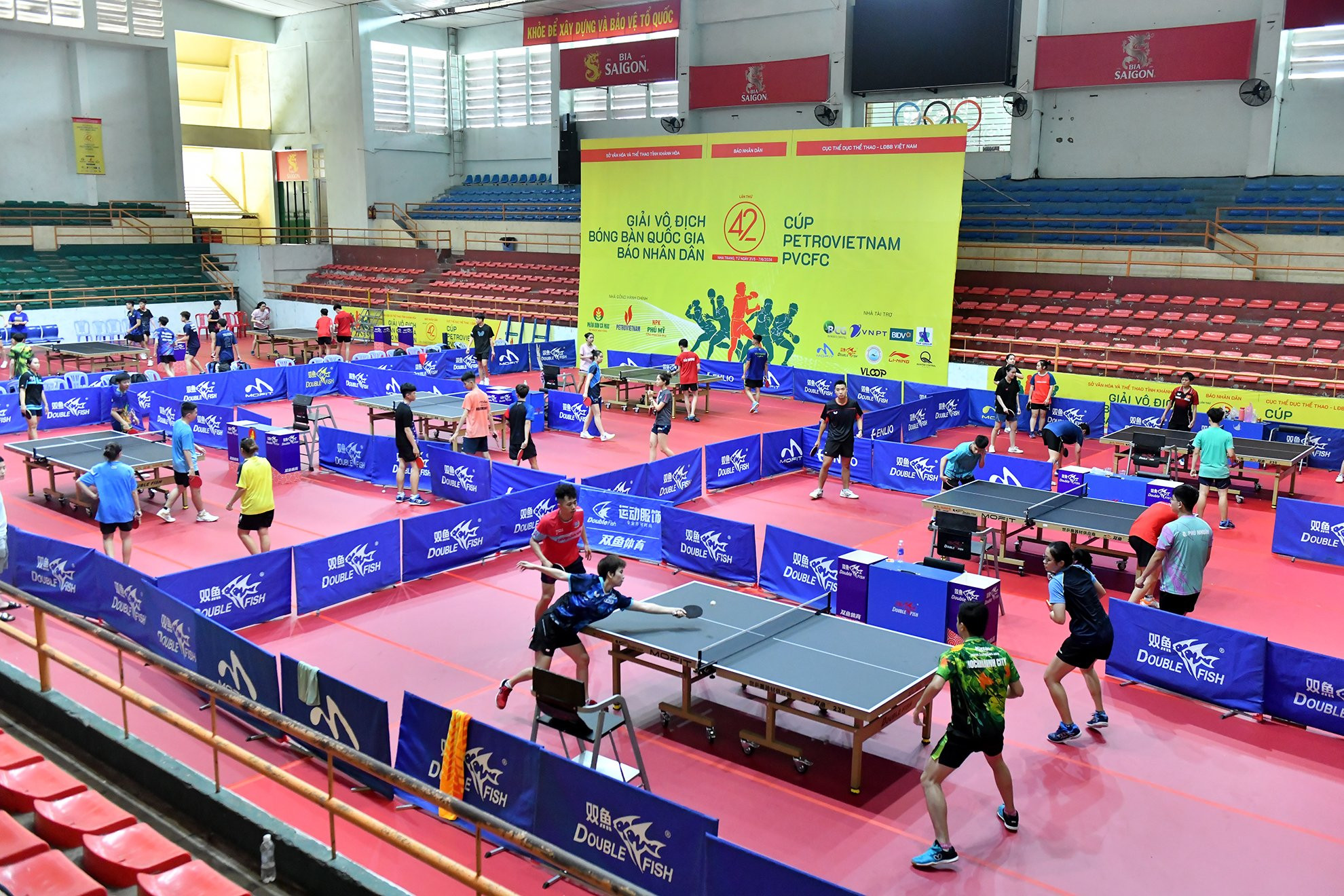 Sức nóng của nhà thi đấu dù đang trong buổi tập luyện, làm quen mặt bàn hứa hẹn một giải đấu kịch tính và hấp dẫn.