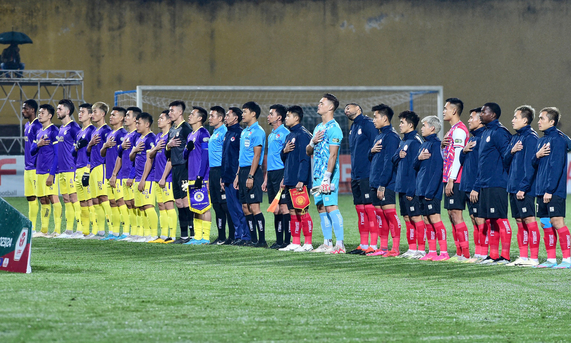 Hai đội thực hiện nghi thức chào cờ trước trận đấu.