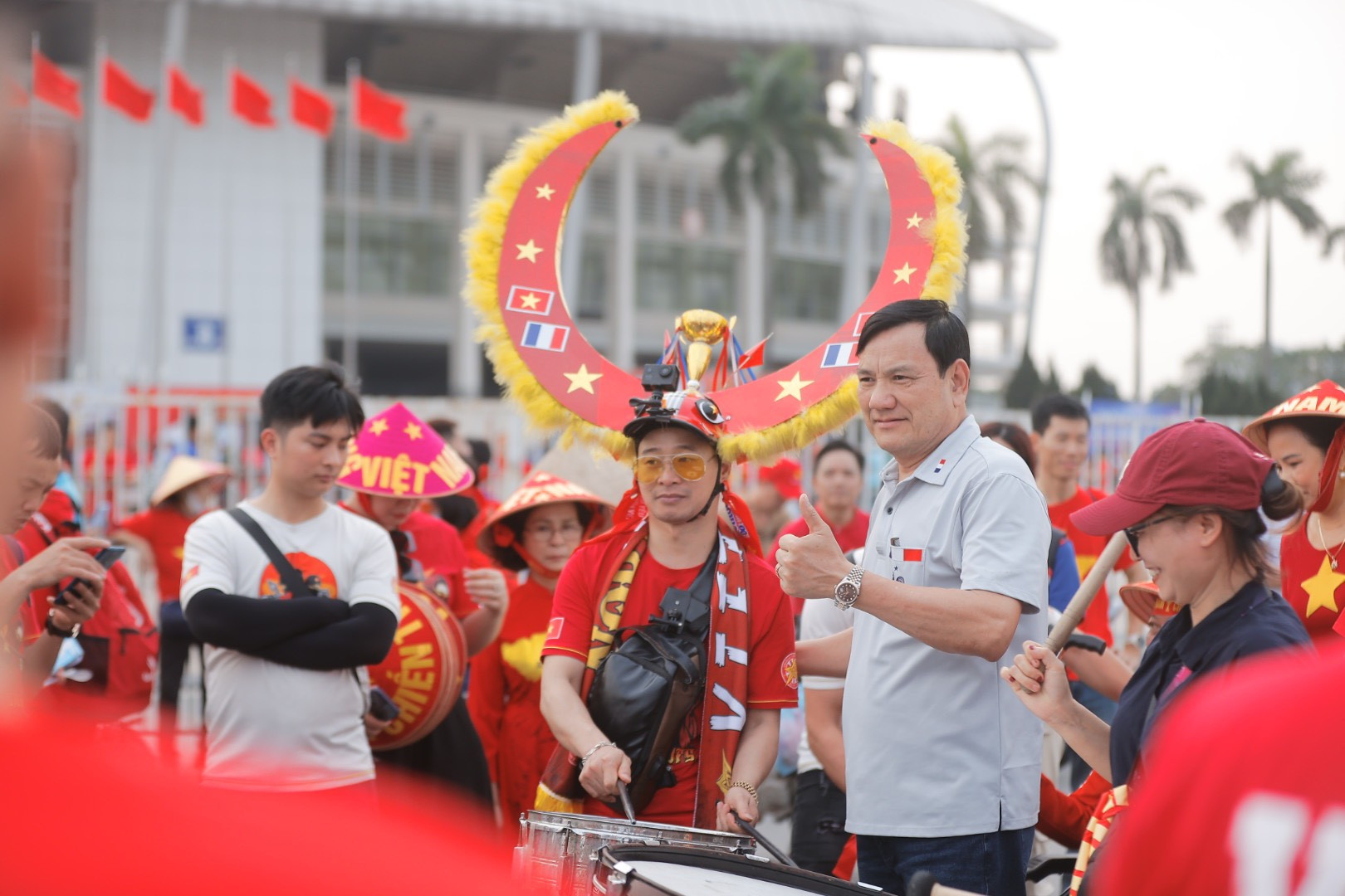 Các cổ động viên mang theo những trang phục sắc đỏ đặc sắc.