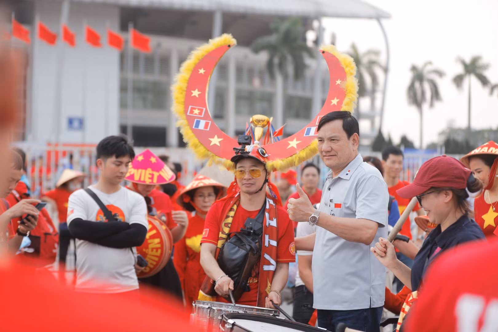 Các cổ động viên mang theo những trang phục sắc đỏ đặc sắc.