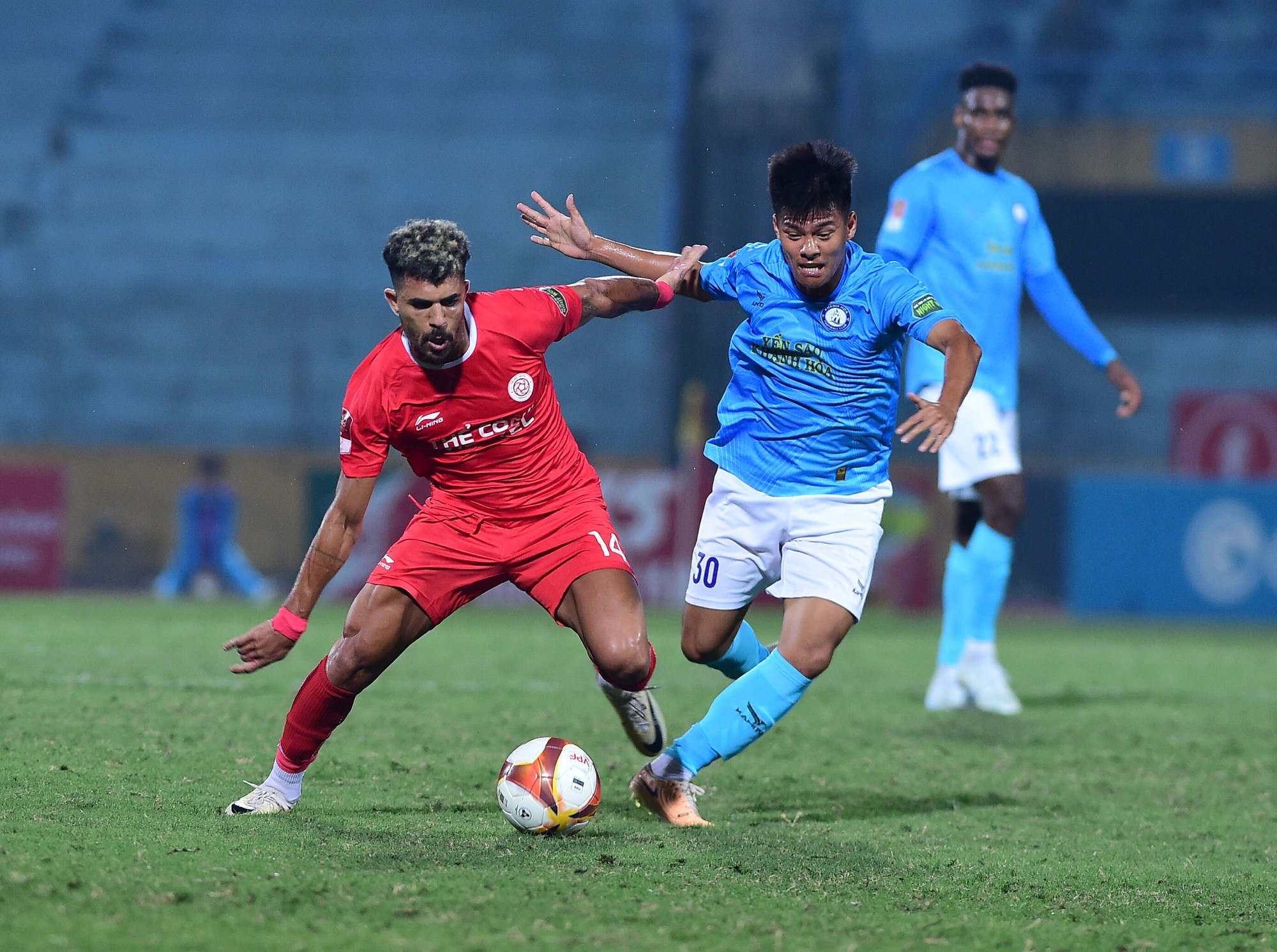 Sang hiệp 2, Khánh Hòa lùi sâu phòng ngự trong khi Thể Công Viettel vẫn gặp bế tắc tấn công.