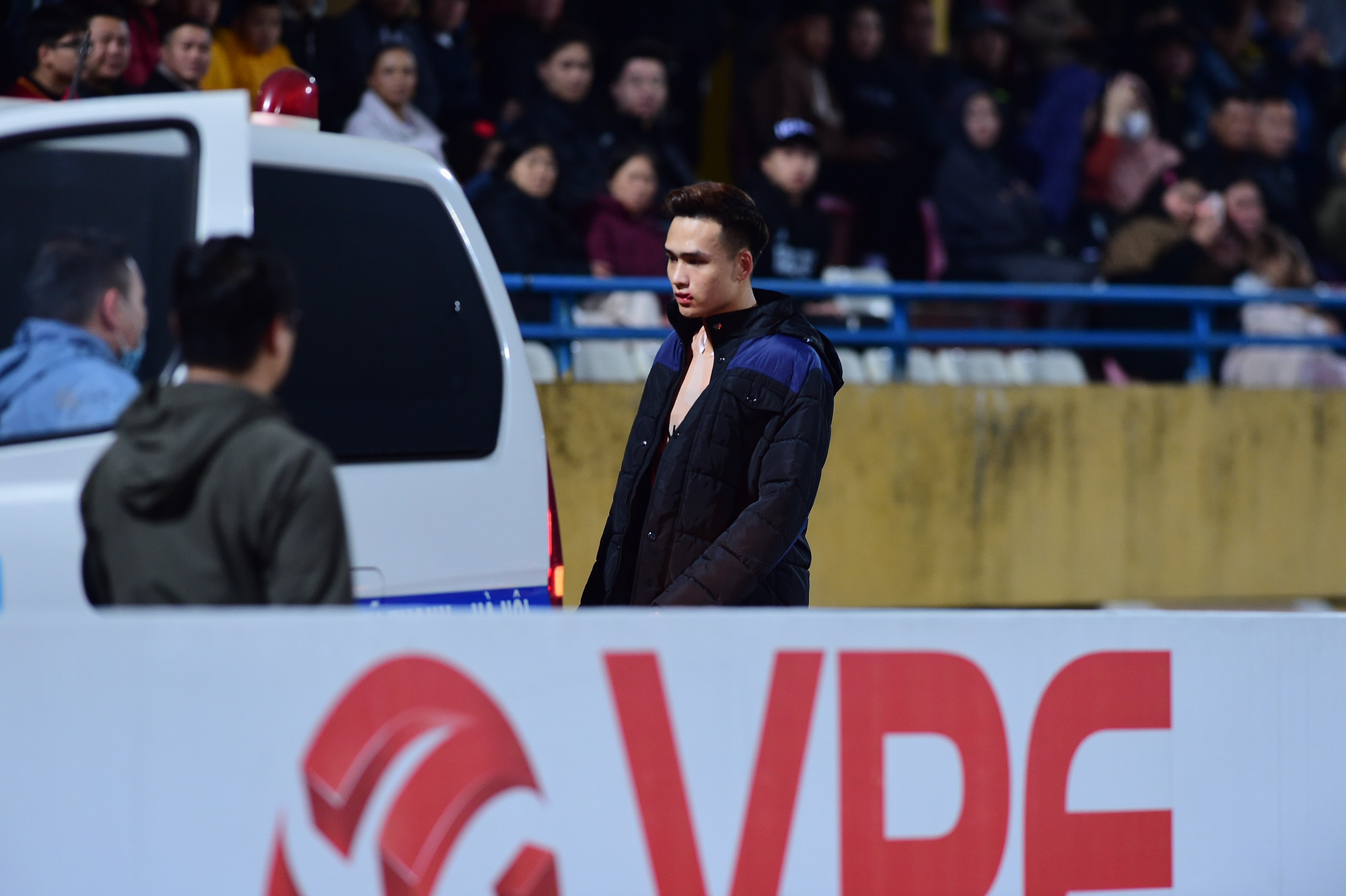 Trụ cột Bùi Hoàng Việt Anh ngậm ngùi rời sân.